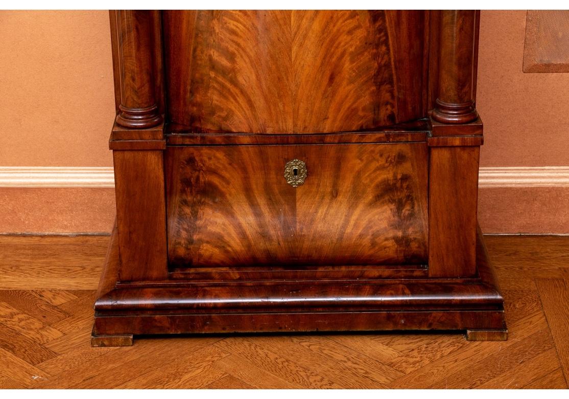 Rara coppia di armadi in legno figurato neoclassico continentale del XIX secolo in vendita 2