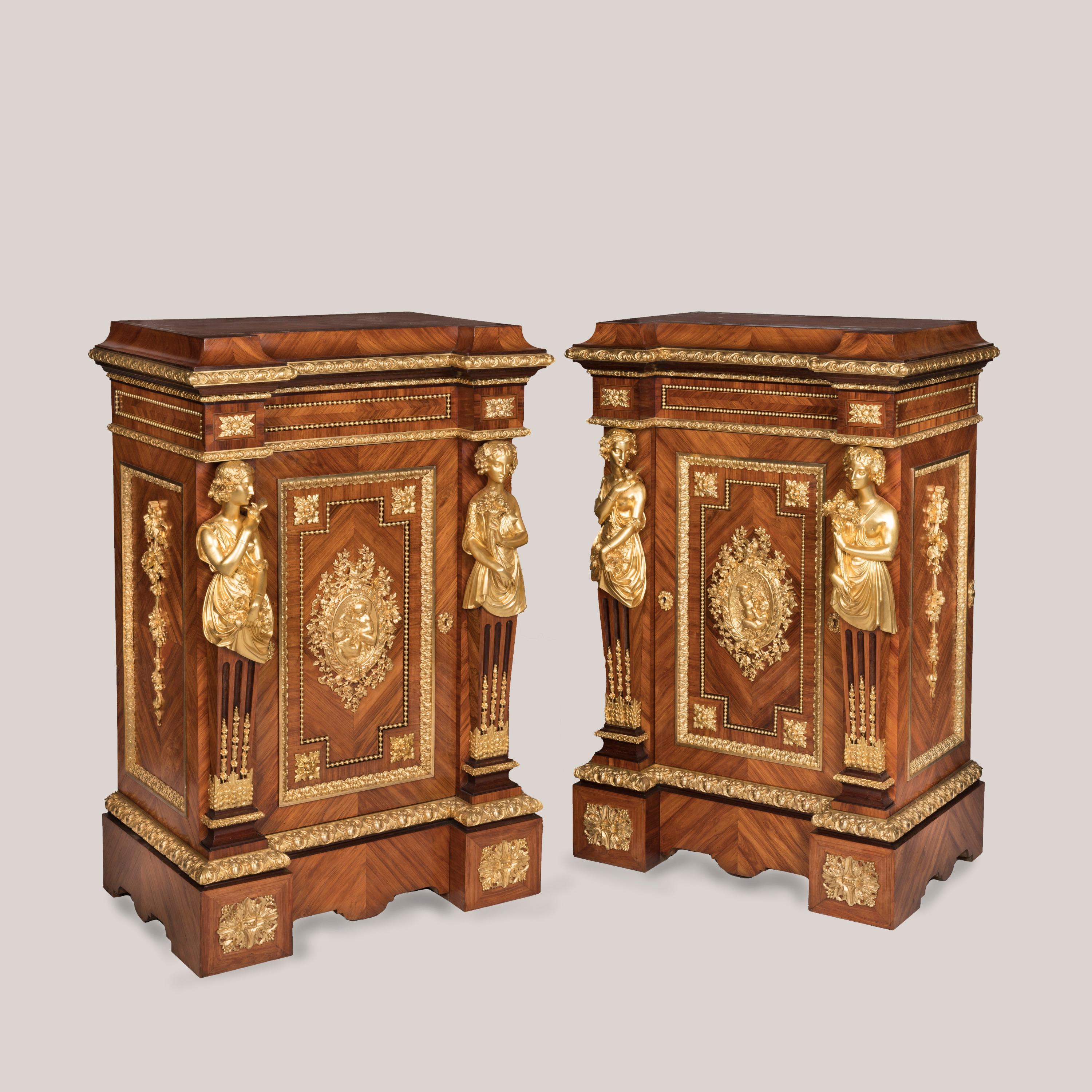 Un par de armarios importantes
Por Grohé Frères de París

De una noble familia genovesa

Construidos principalmente con madera de tulipán a juego, con bandas de corazón púrpura y bois de rose, el par de armarios diseñados a la manera Luis XVI y