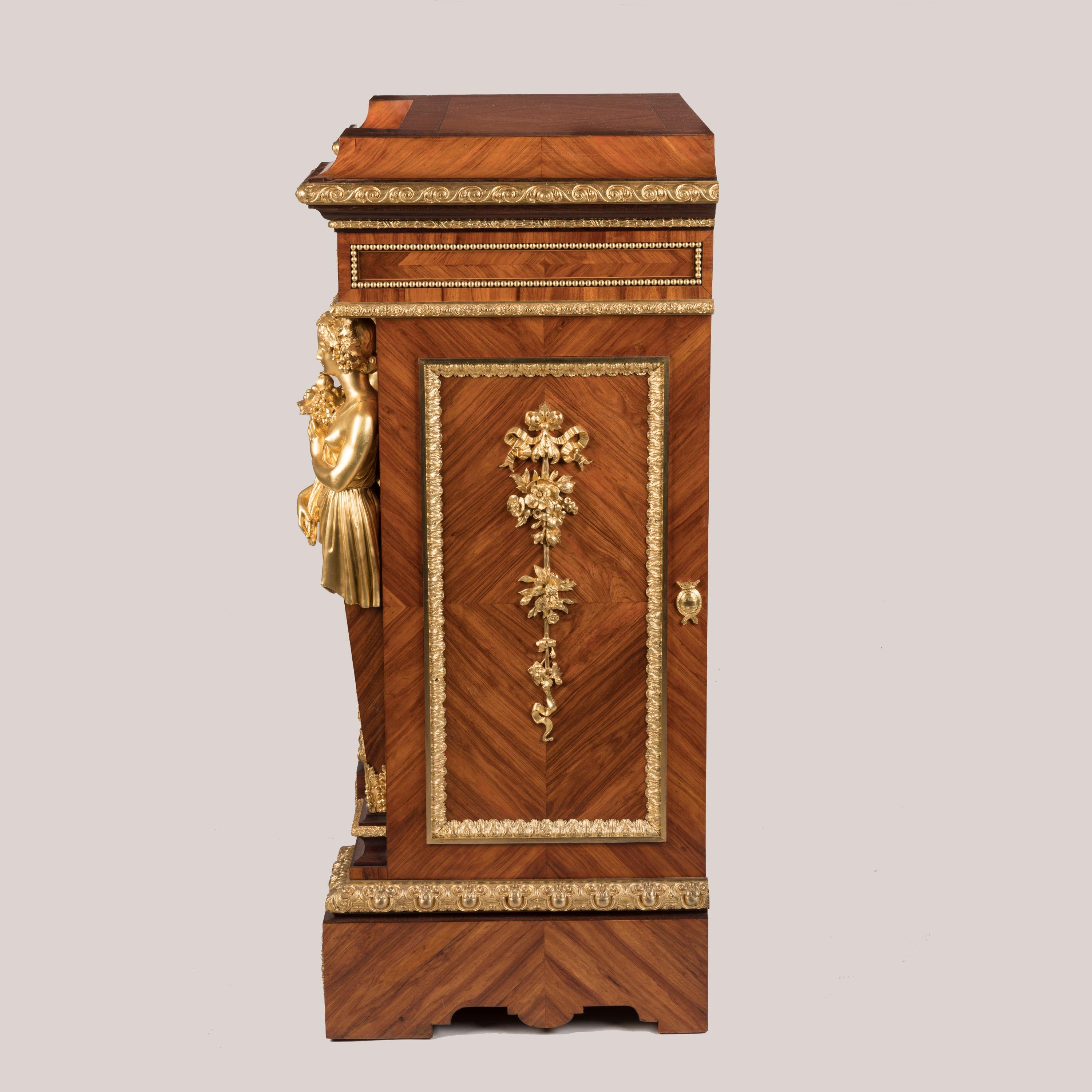 Raro par de armarios del siglo XIX de Grohé con noble procedencia italiana Francés en venta
