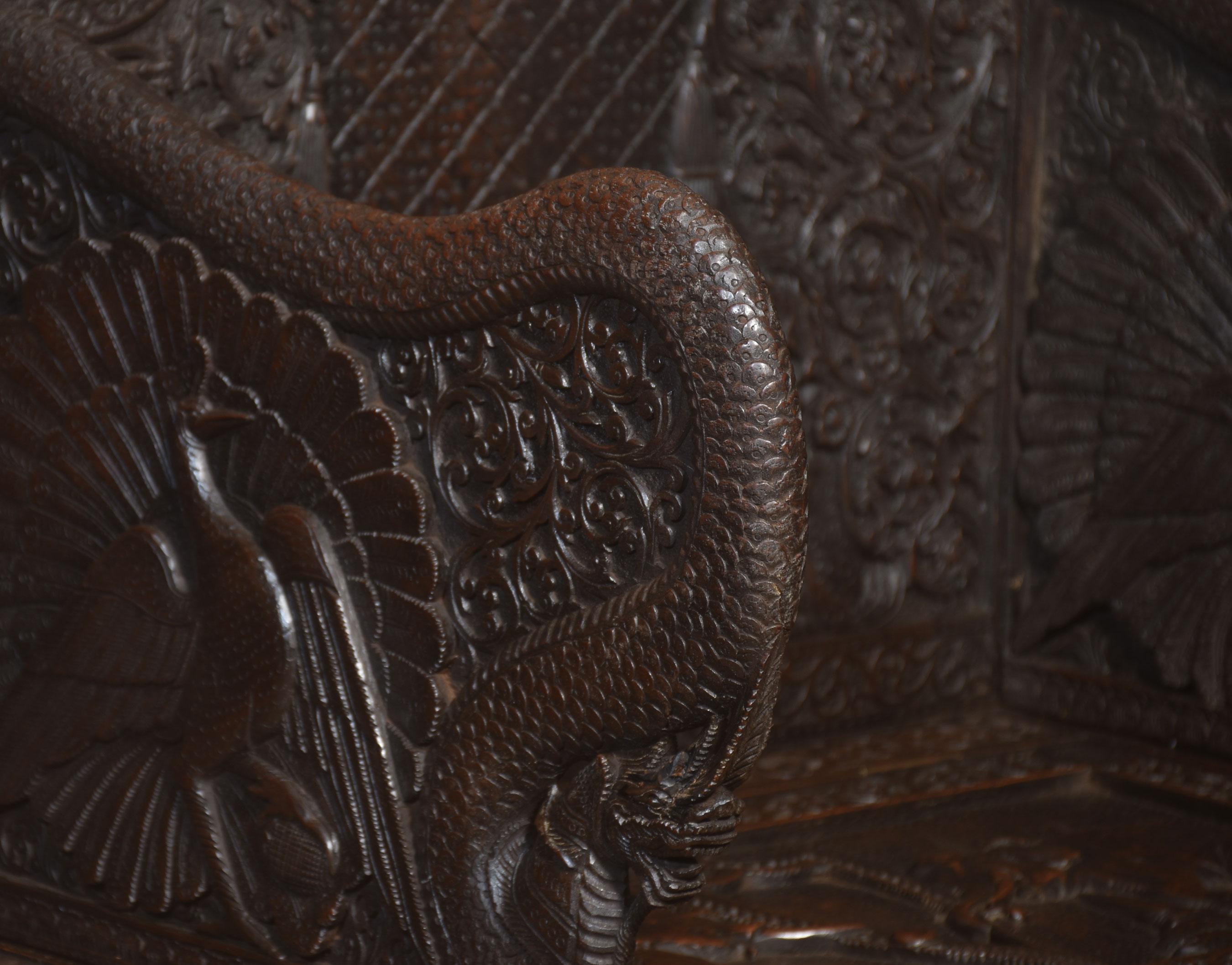 Indien Rare paire de fauteuils d'apparat sculptés du 19e siècle en vente