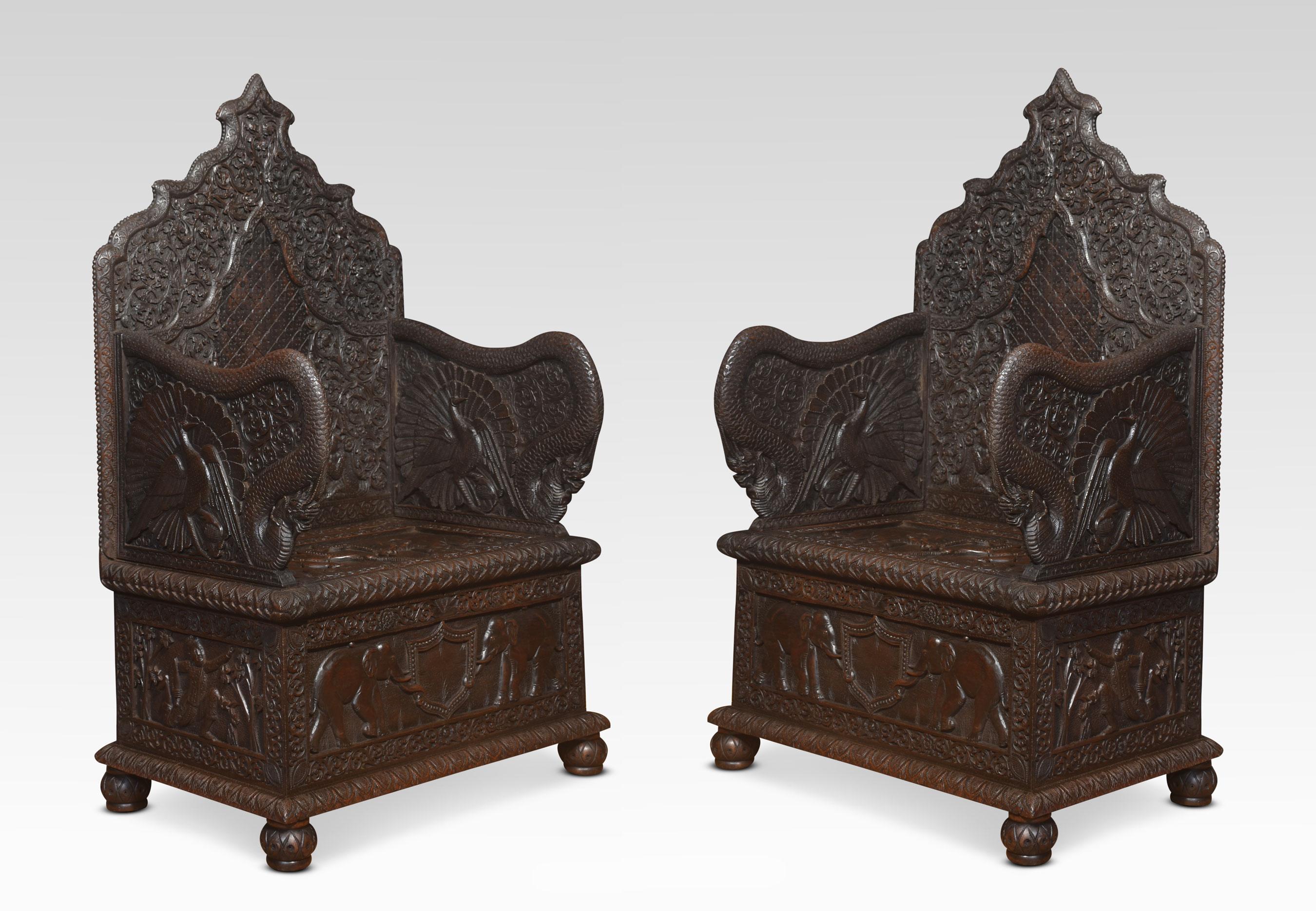 Seltenes Paar geschnitzter zeremonieller Sessel aus dem 19. Jahrhundert im Zustand „Gut“ im Angebot in Cheshire, GB