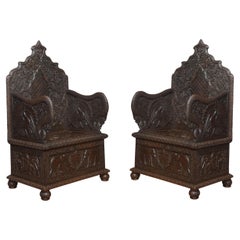 Seltenes Paar geschnitzter zeremonieller Sessel aus dem 19. Jahrhundert