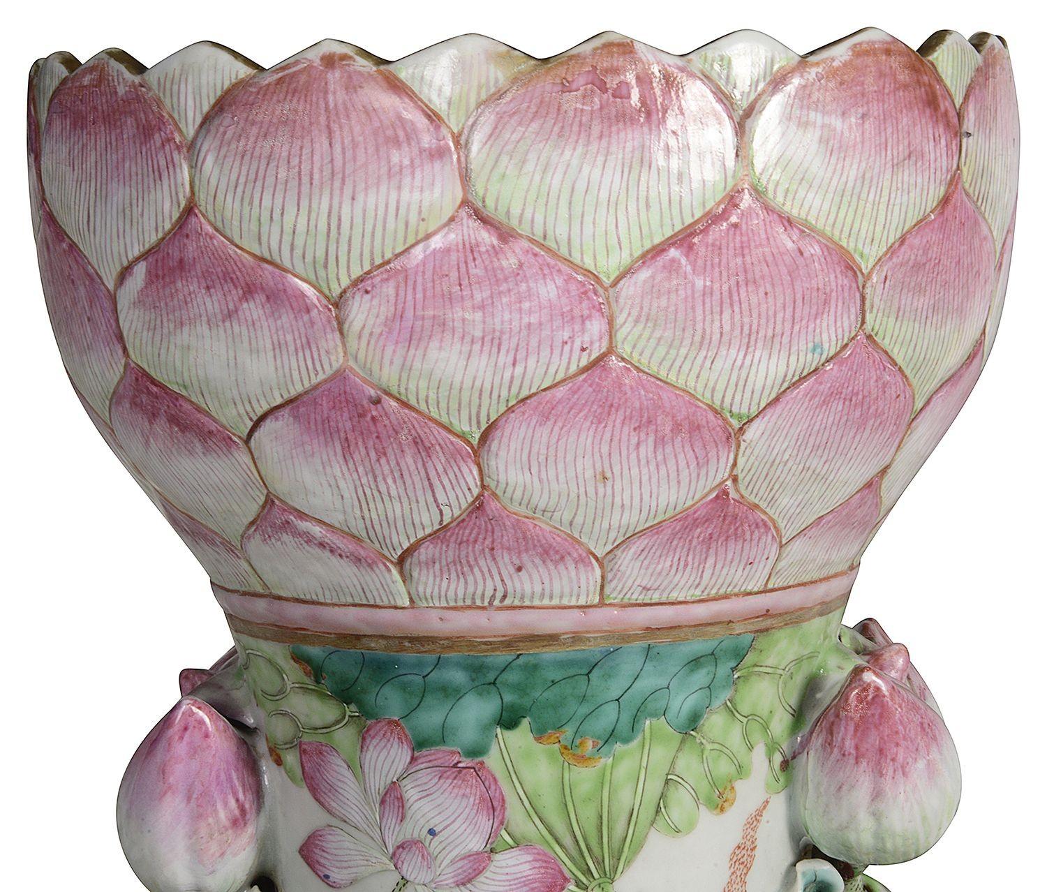 Ein seltenes und qualitativ hochwertiges großes Paar chinesischer Famille-Rose-Vasen aus dem 19. Jahrhundert, jeweils mit wundervollem rosafarbenem Blütendekor an den Oberseiten, exotischem Blumendekor an den Hälsen mit Blumenknospengriffen,