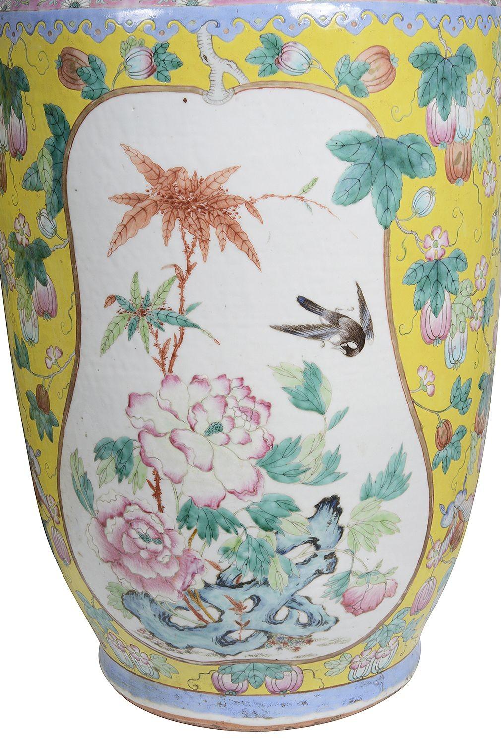 Seltenes Paar chinesischer Vasen der Famille Rose aus dem 19. (Handbemalt) im Angebot