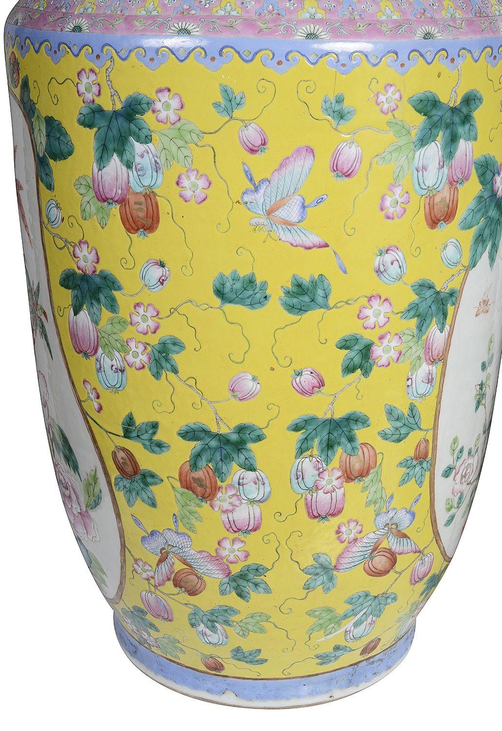 XIXe siècle Paire rare de vases chinois du 19ème siècle de la famille Rose en vente