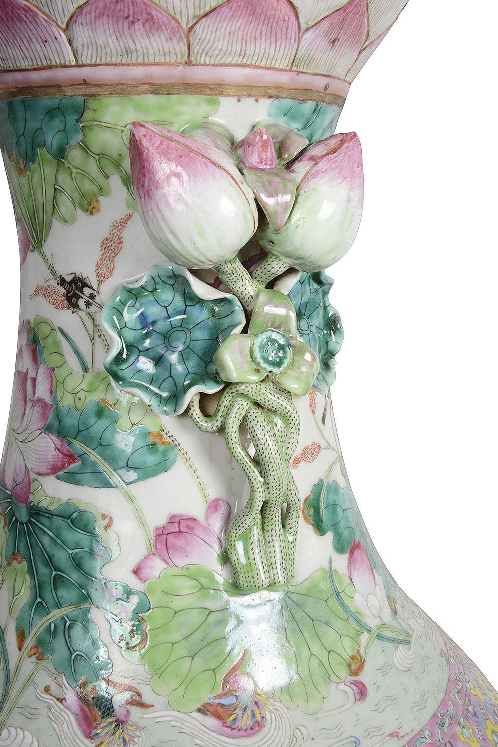Porcelaine Paire rare de vases chinois du 19ème siècle de la famille Rose en vente