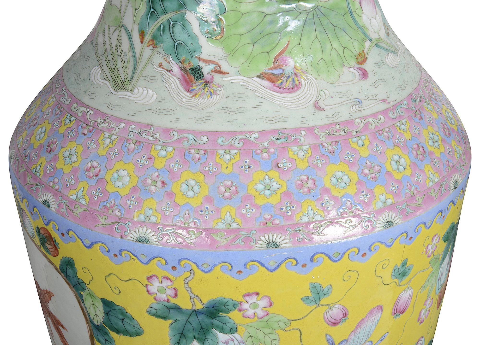 Paire rare de vases chinois du 19ème siècle de la famille Rose en vente 1