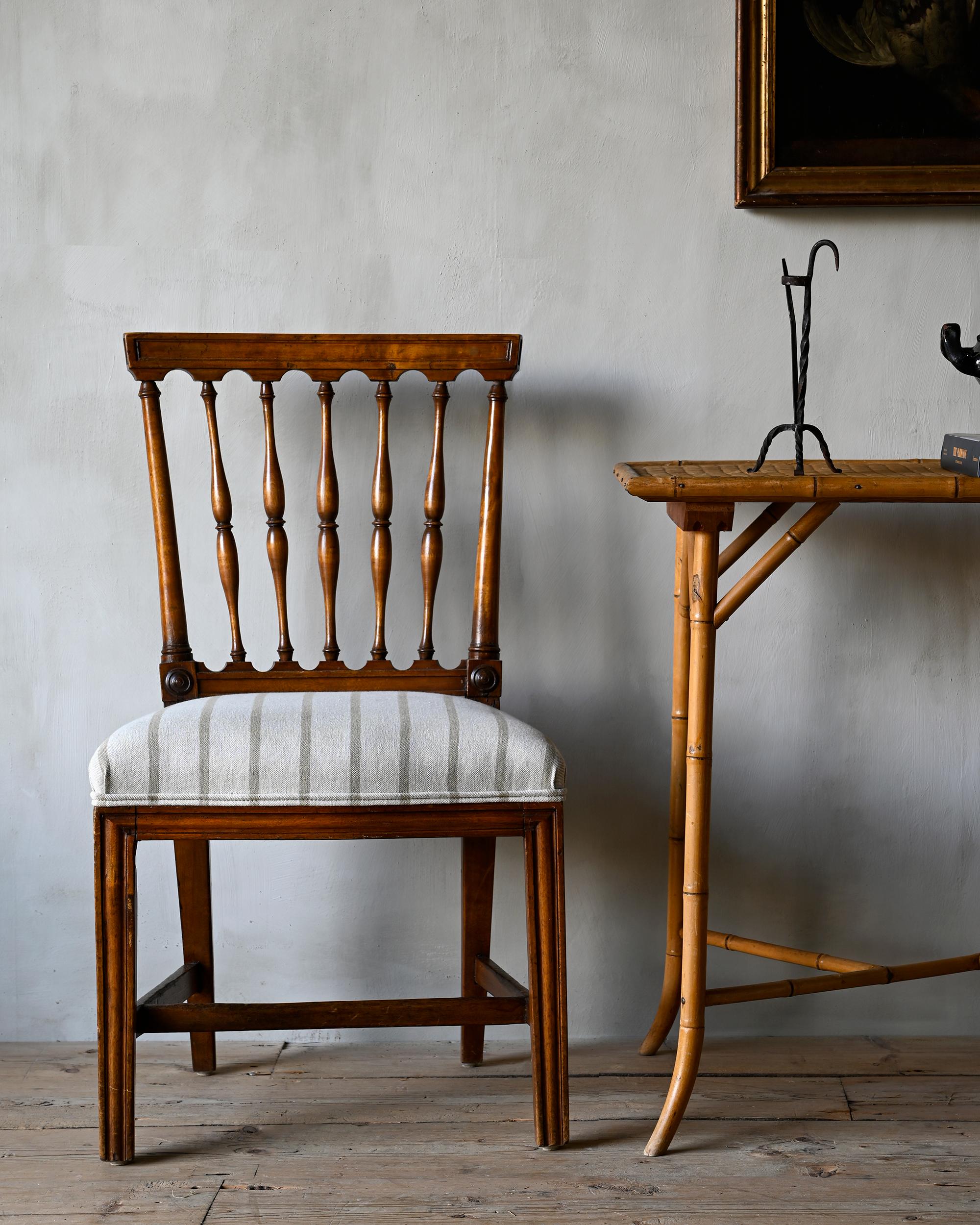 Rare et belle paire de chaises gustaviennes du début du XIXe siècle dans le goût chinois, signées par le maître chaisier Ephraim Sthal (1767-1820) Fournisseur de la Cour royale et l'un des fabricants les plus sophistiqués et inventifs de son époque.