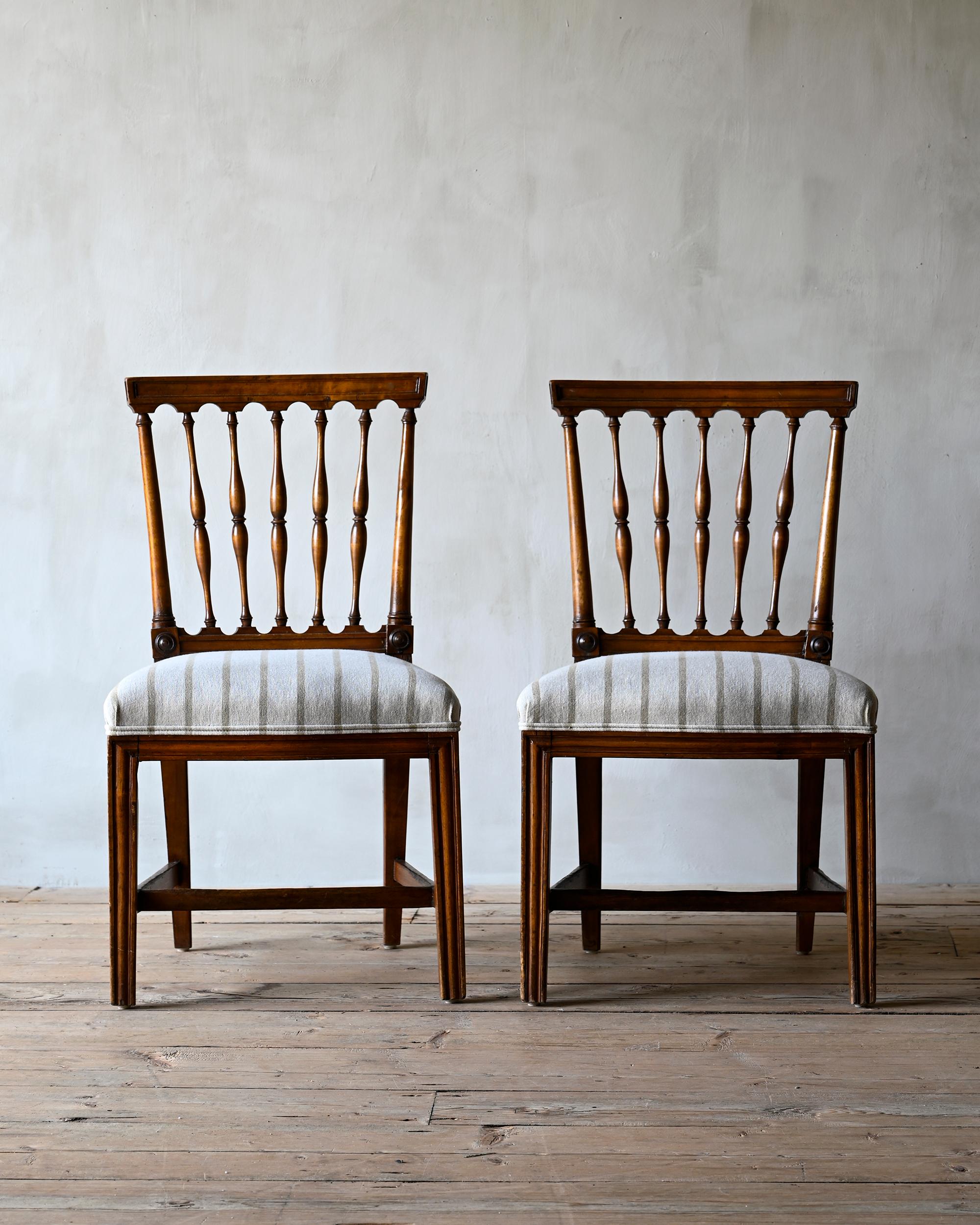 Seltenes Paar Gustavianische Stühle des 19. Jahrhunderts (Schwedisch) im Angebot