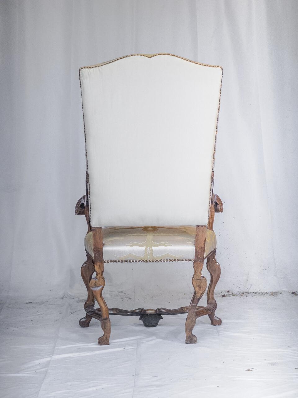 Sculpté Rare paire de fauteuils baroques italiens du XIXe siècle en noyer sculpté en vente