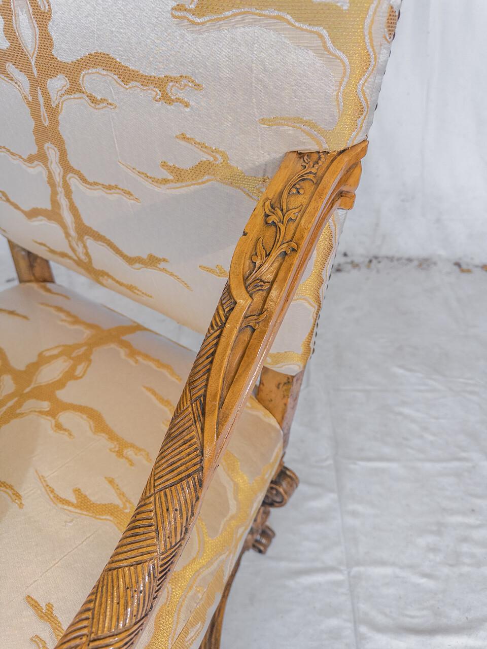 Rare paire de fauteuils baroques italiens du XIXe siècle en noyer sculpté en vente 2