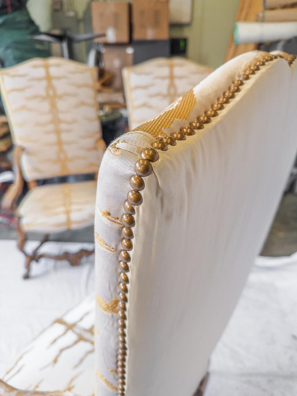 Rare paire de fauteuils baroques italiens du XIXe siècle en noyer sculpté en vente 3