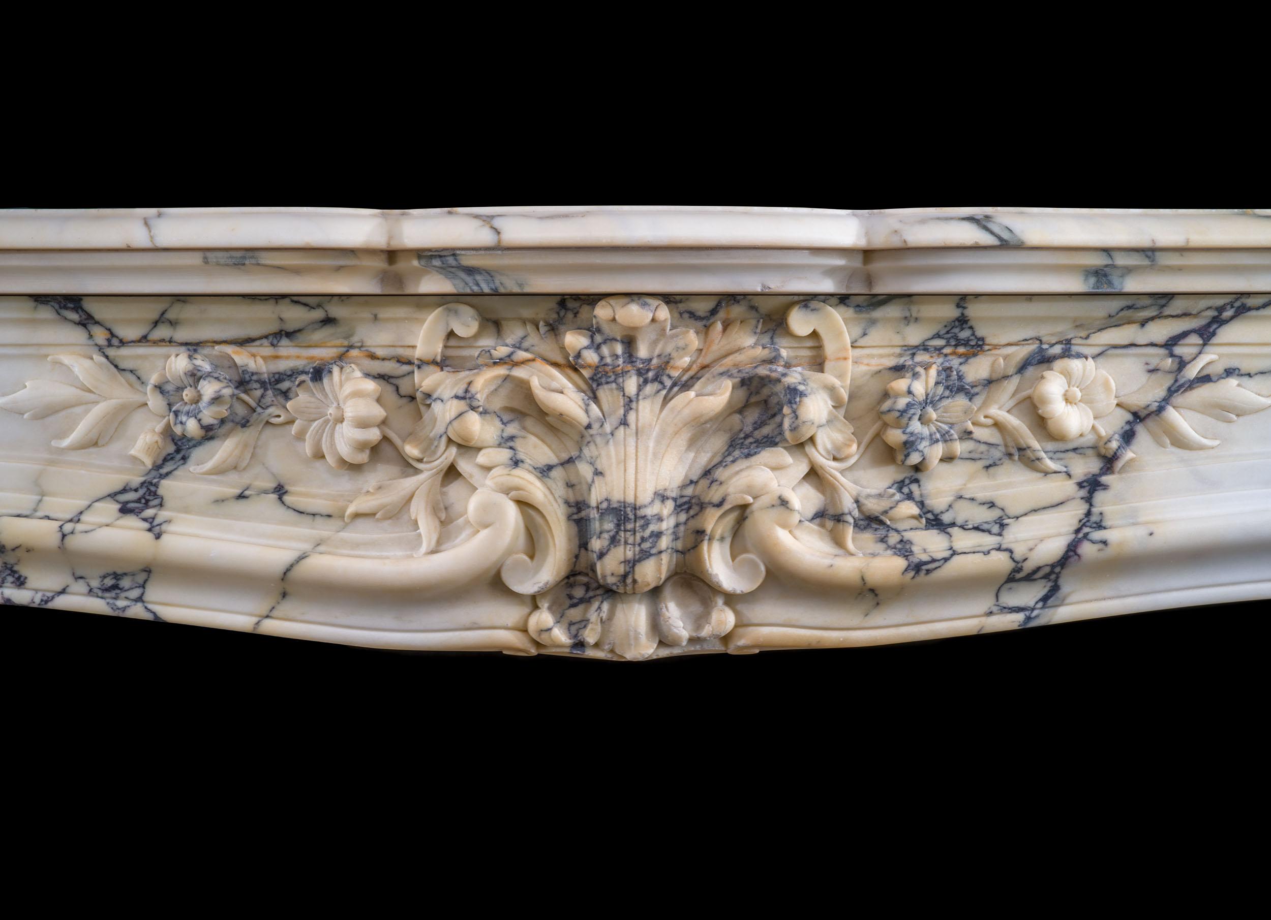 Rare paire de cheminées Louis XV en marbre Seravezza du 19ème siècle en vente 3