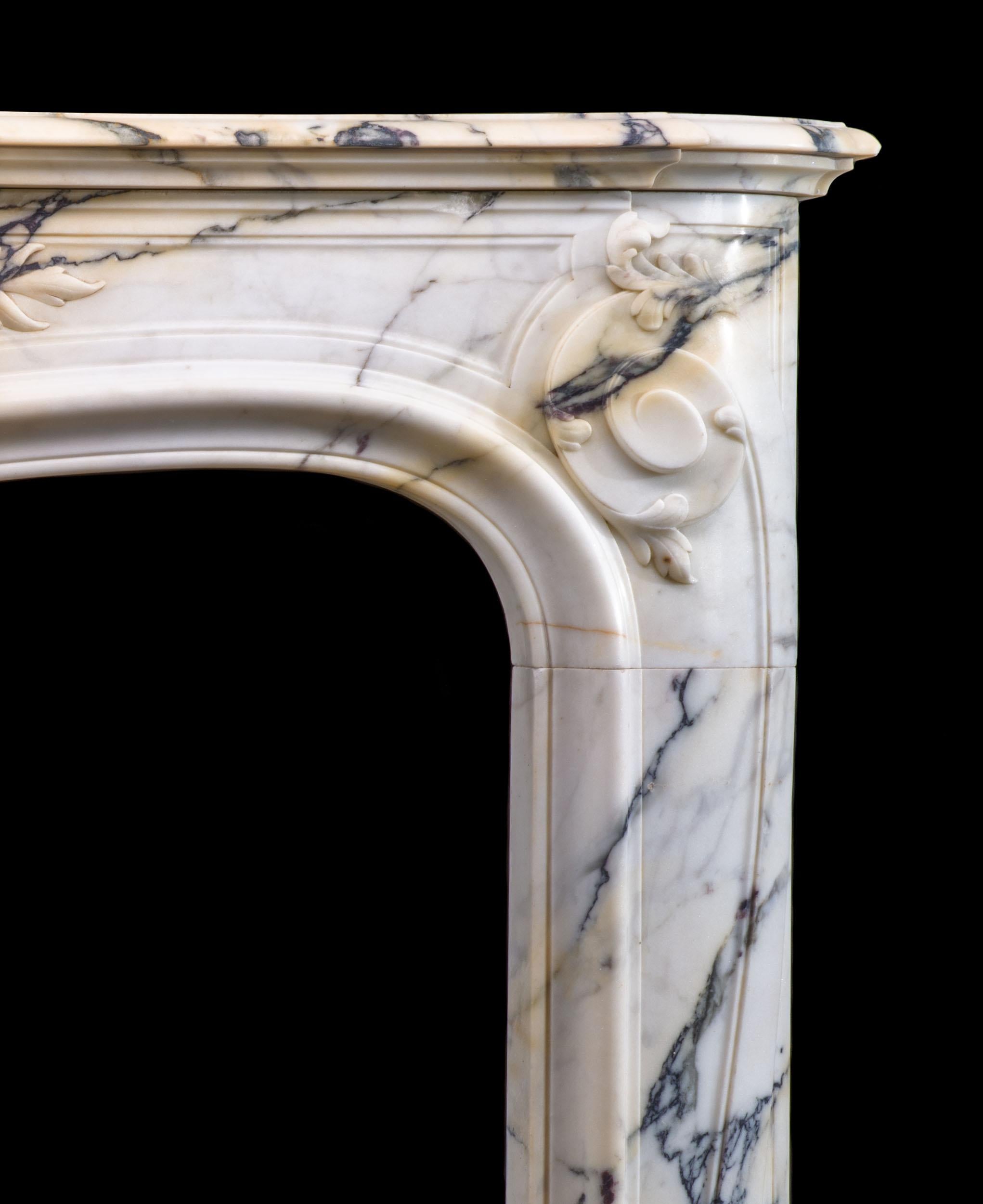 Rare paire de cheminées Louis XV en marbre Seravezza du 19ème siècle en vente 4