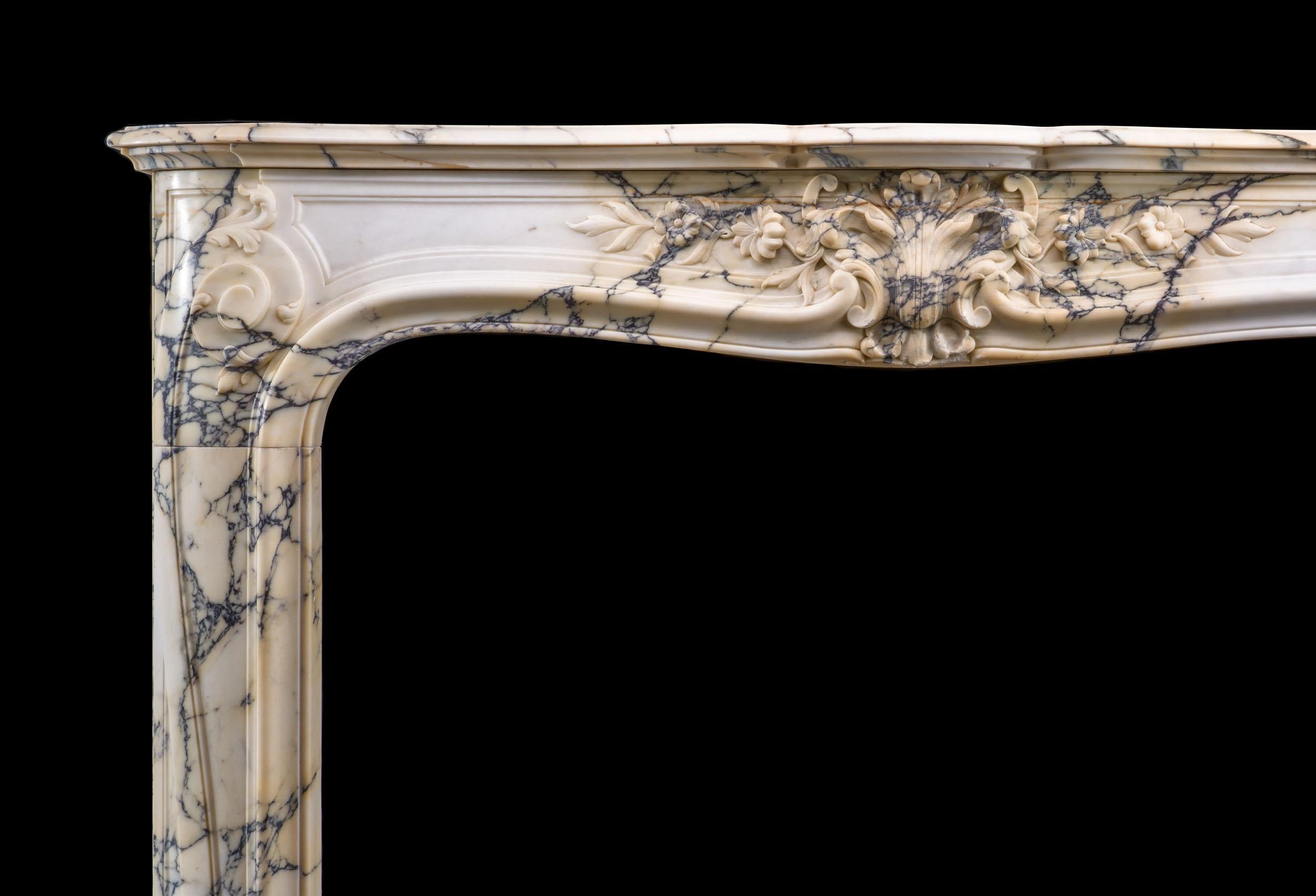 Rare paire de cheminées Louis XV en marbre Seravezza du 19ème siècle en vente 5