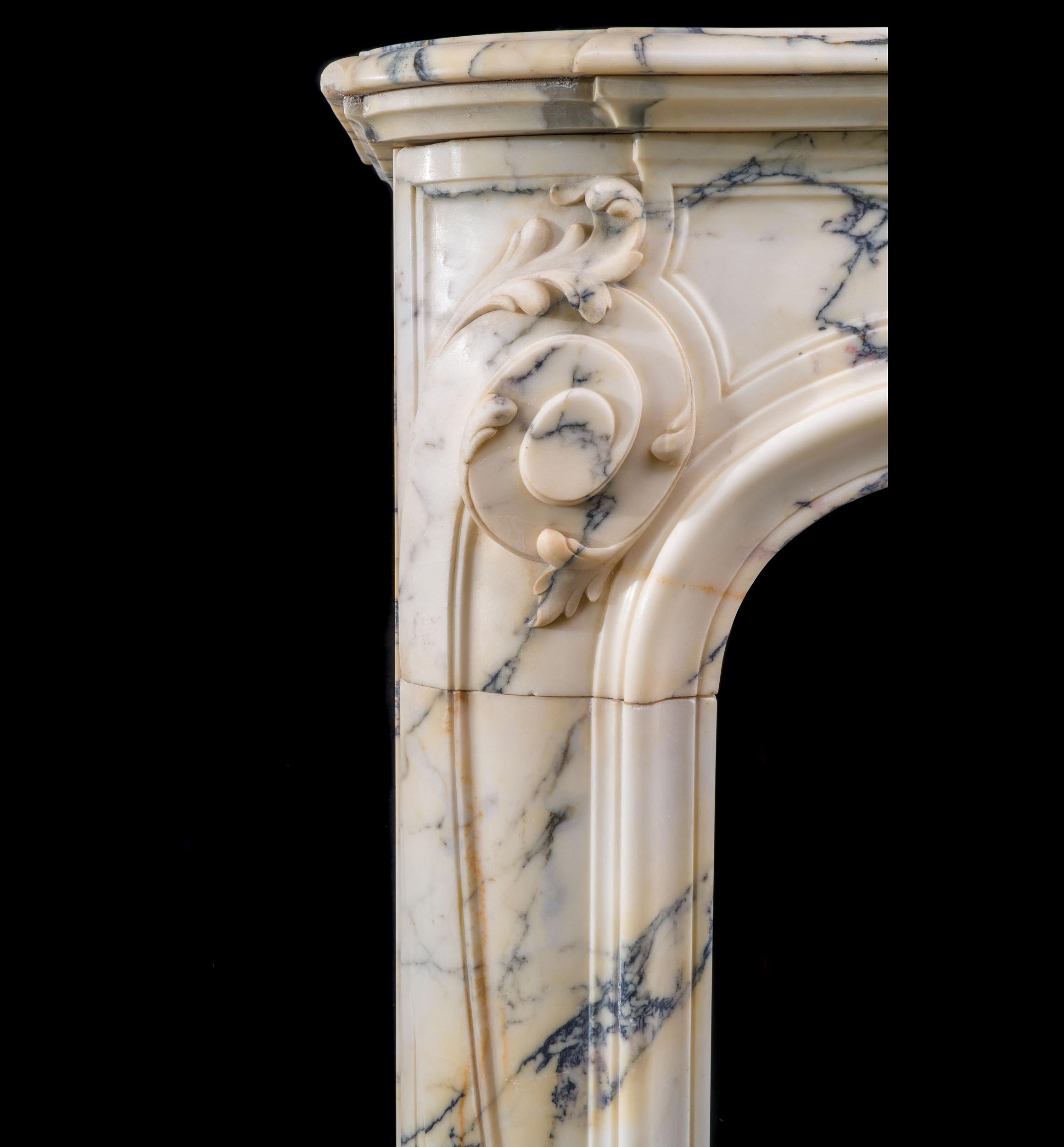 Rococo Rare paire de cheminées Louis XV en marbre Seravezza du 19ème siècle en vente