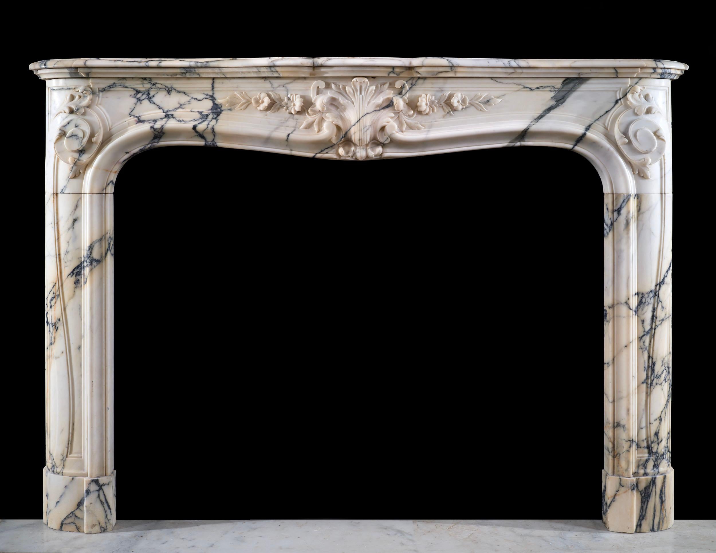 Rare paire de cheminées Louis XV en marbre Seravezza du 19ème siècle Bon état - En vente à London, GB