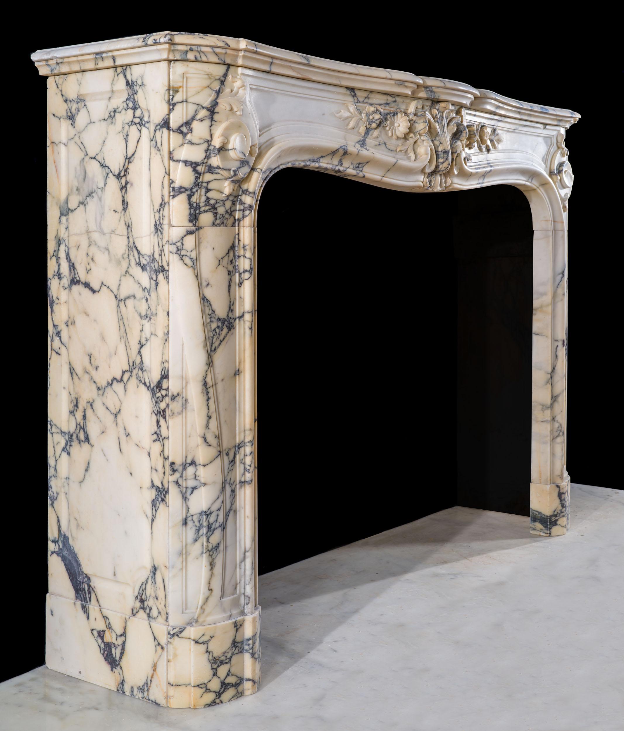 XIXe siècle Rare paire de cheminées Louis XV en marbre Seravezza du 19ème siècle en vente