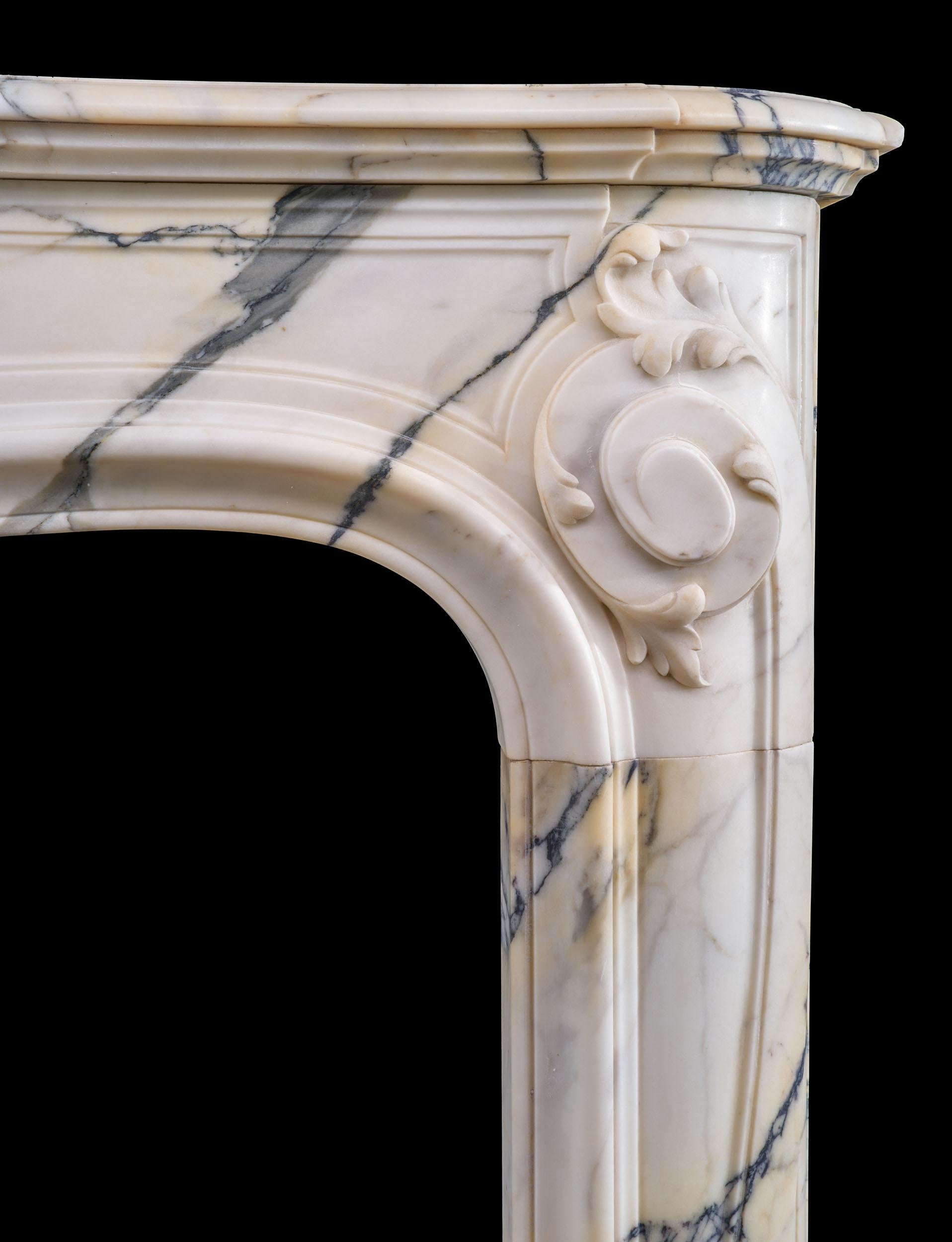 Marbre Rare paire de cheminées Louis XV en marbre Seravezza du 19ème siècle en vente