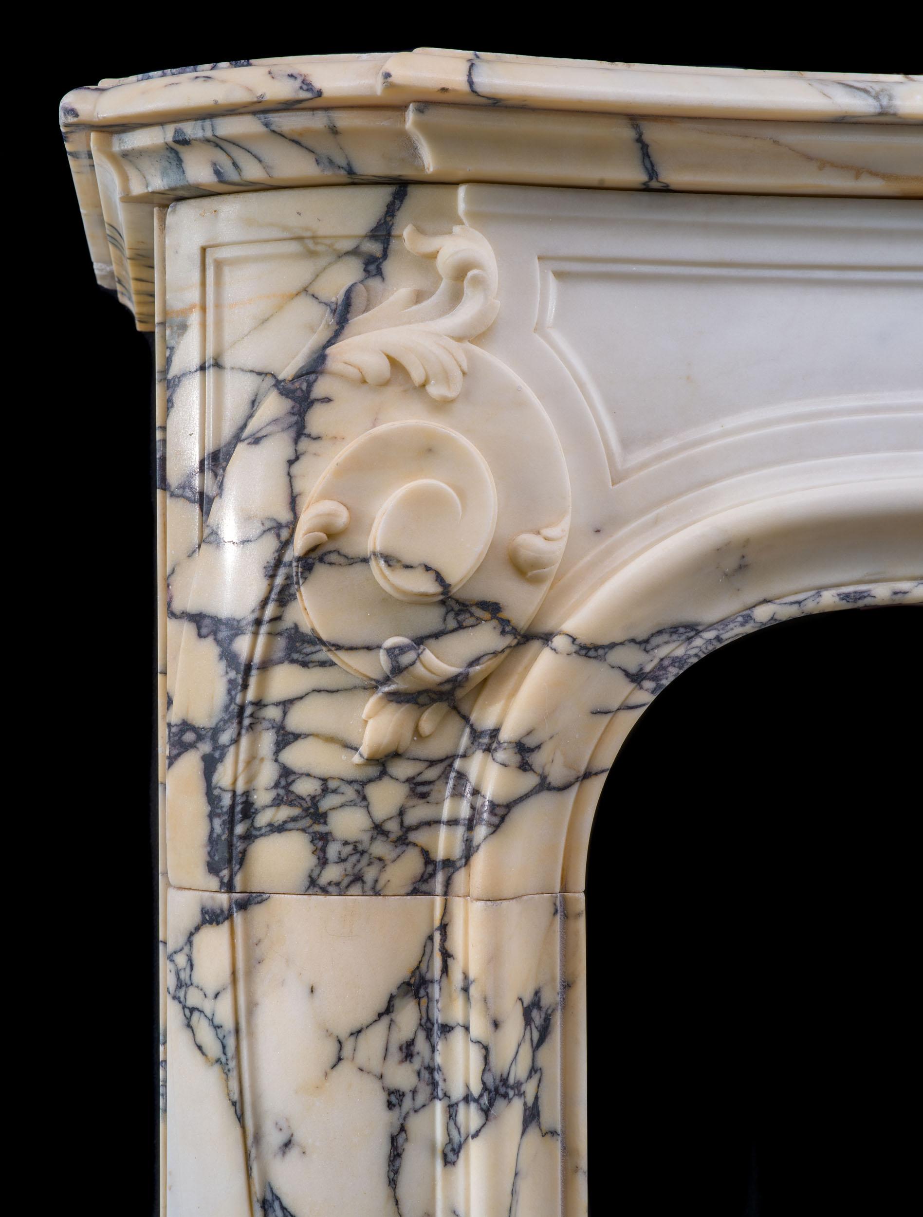 Rare paire de cheminées Louis XV en marbre Seravezza du 19ème siècle en vente 1