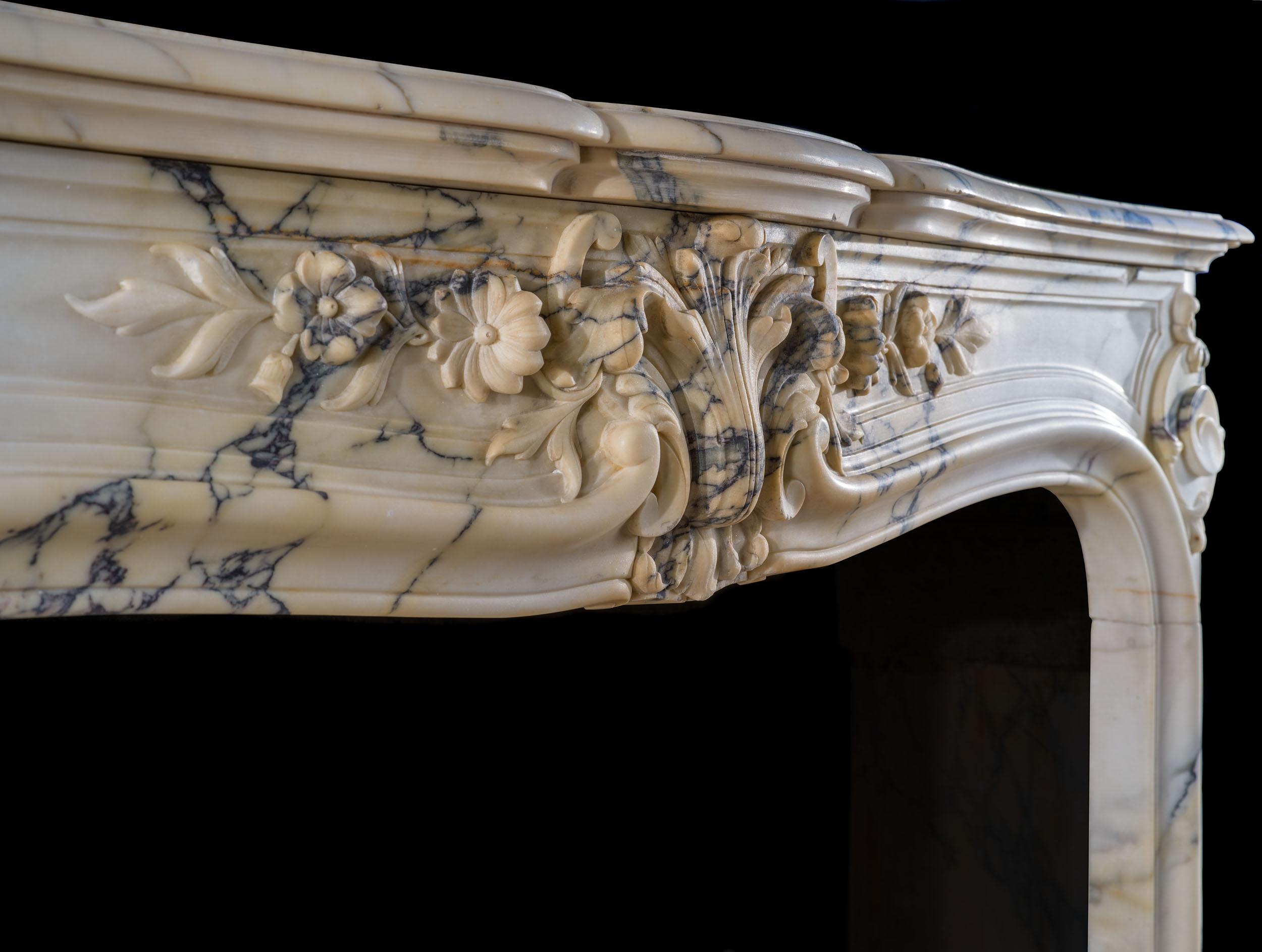 Rare paire de cheminées Louis XV en marbre Seravezza du 19ème siècle en vente 2