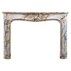 Seltenes Paar Seravezza-Marmor-Kaminsimse im Louis-XV-Stil des 19. Jahrhunderts