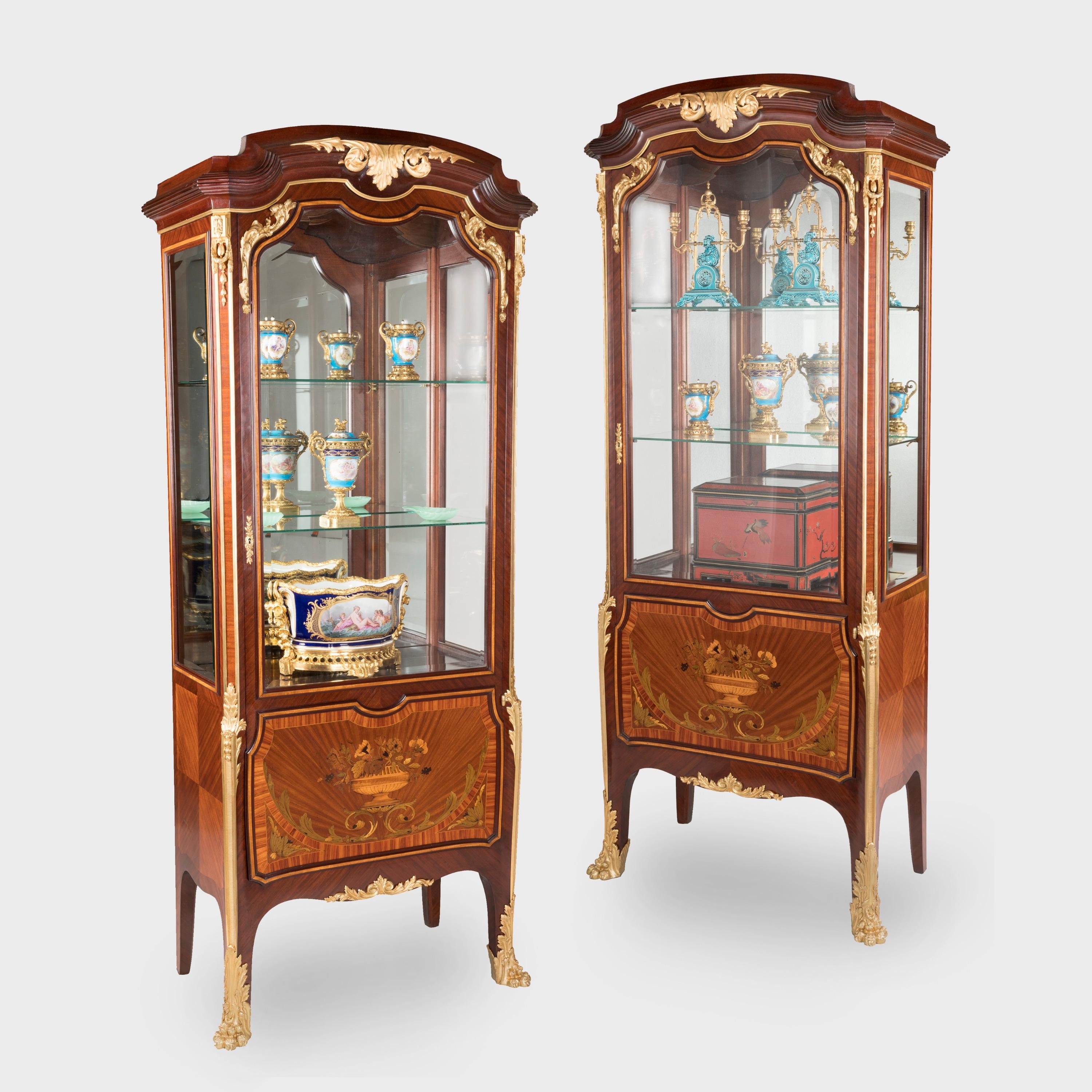 Seltenes Paar Intarsienschränke im Louis-XVI.-Stil des 19. Jahrhunderts (Französisch) im Angebot