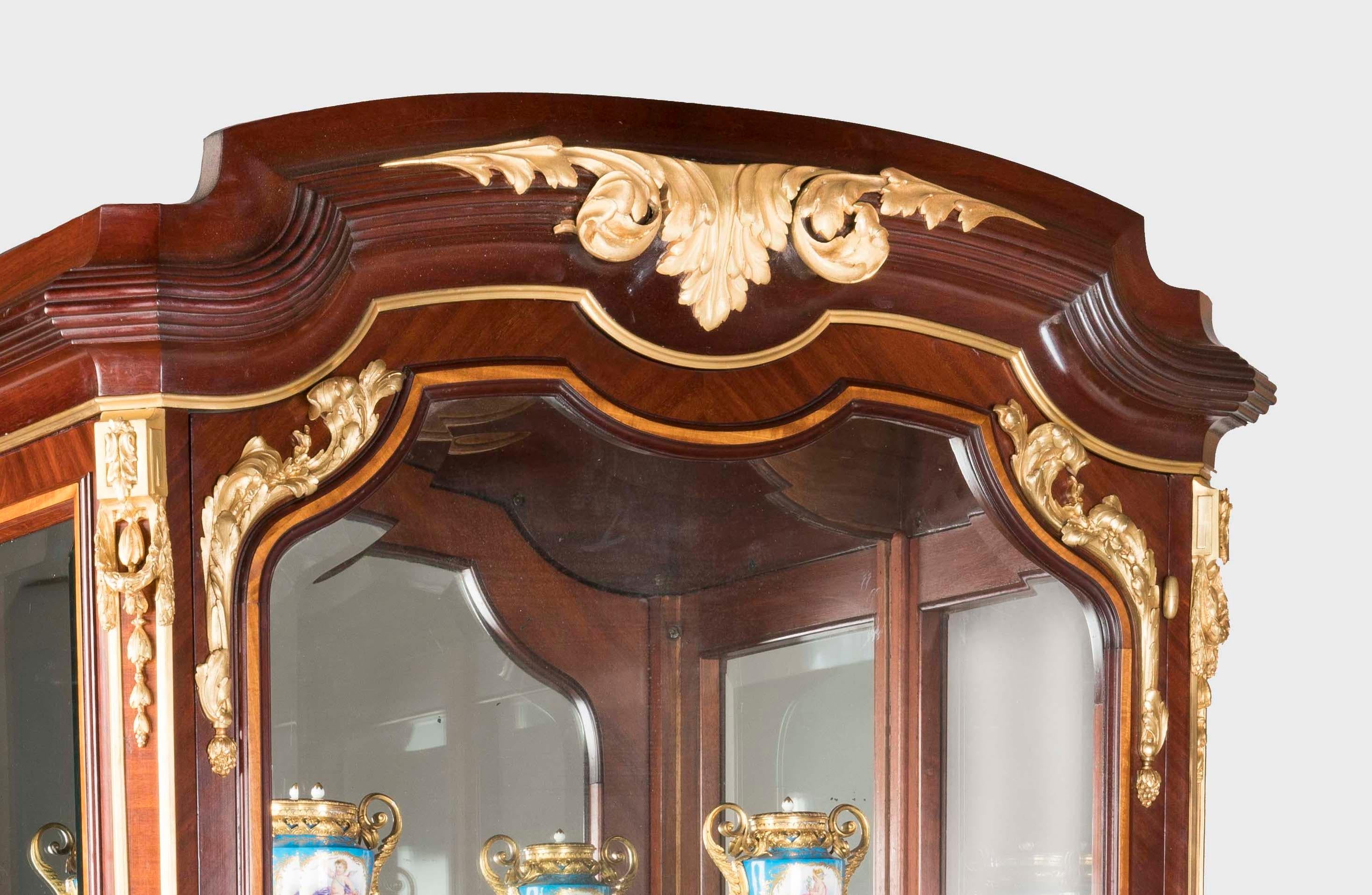 Seltenes Paar Intarsienschränke im Louis-XVI.-Stil des 19. Jahrhunderts (Vergoldet) im Angebot