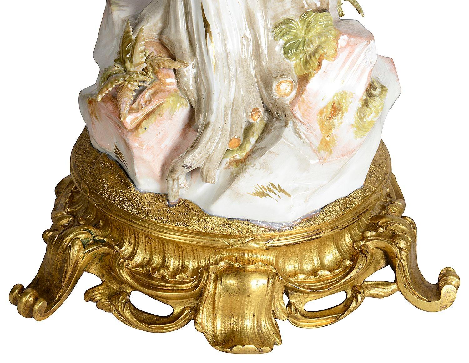 Porcelaine Rare paire de perroquets de Meissen du 19ème siècle, monté en bronze doré, 49 cm en vente