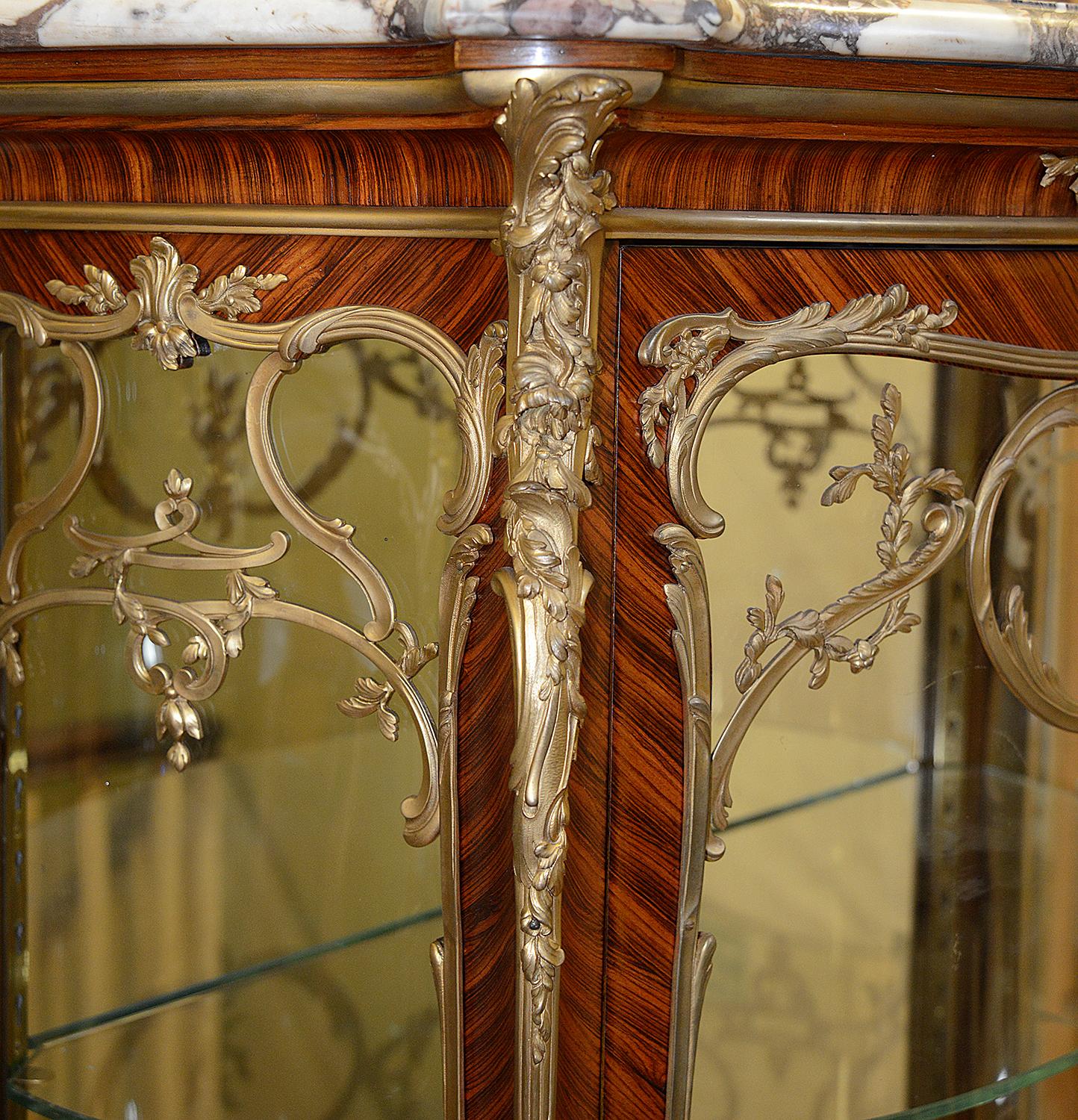 Louis XVI Rare paire de vitrines du 19ème siècle par Francois Linke en vente