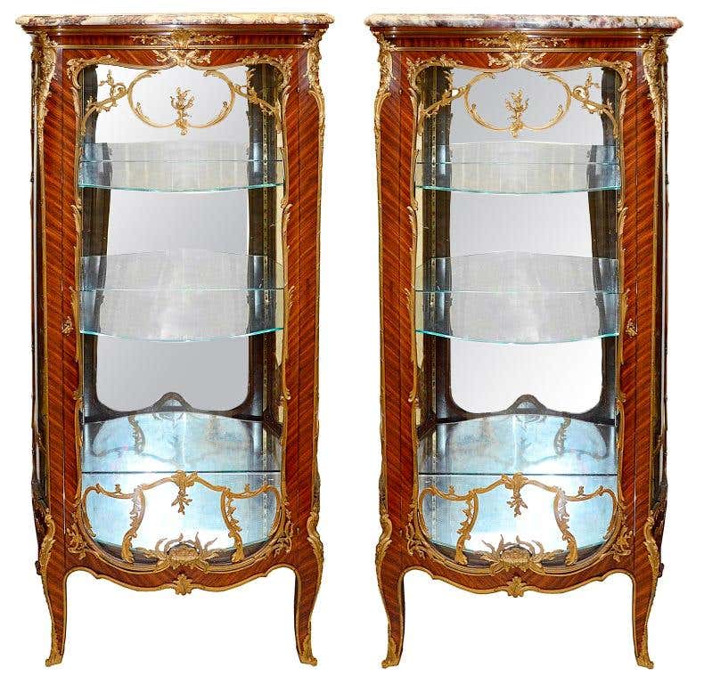 Vitrine en bois doré de style baroque, Italie Vitrine en bois doré de style baroque, Italie