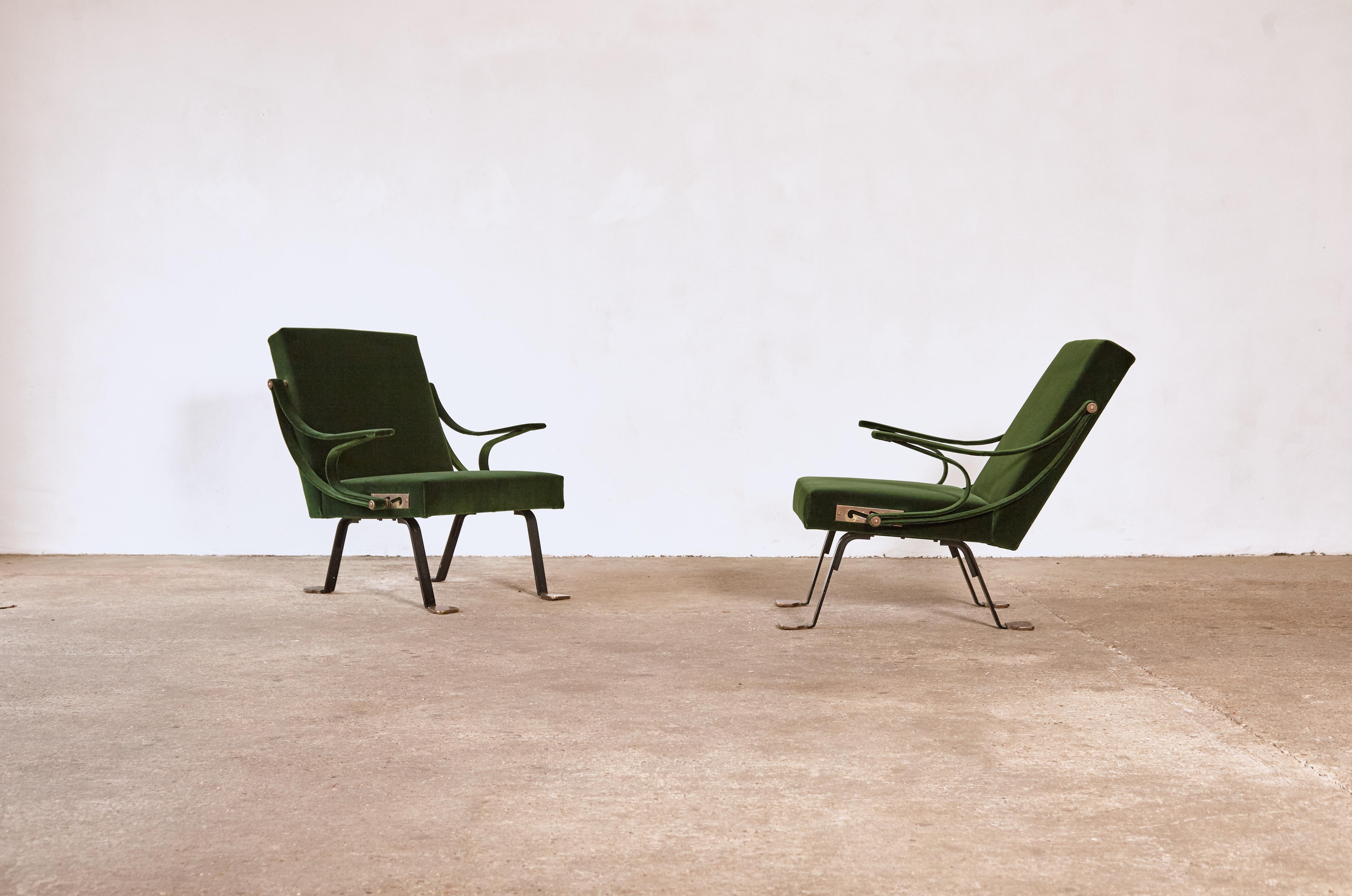 An extremely rare pair of first edition original Ignazio Gardella Reclining Digamma chairs, designed in 1957 and produced by Gavina, Bologna, Italy. Newly upholstered in dark green velvet with metal frame with patinated brass feet. The first edition