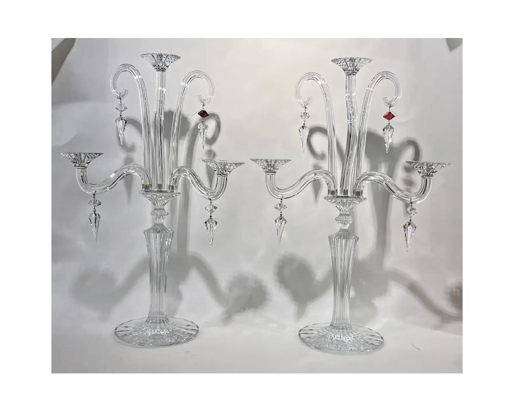 Français Rare paire de chandeliers Baccarat Mille Nuits à 3 lumières, jonquilles en fleurs et rouge.