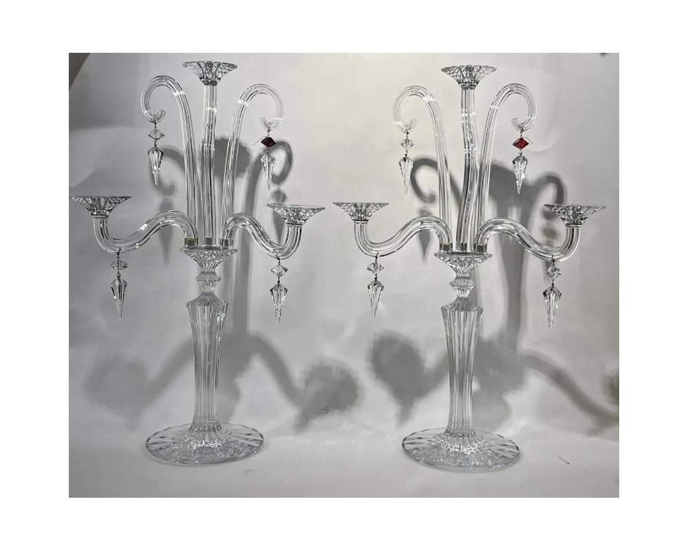 Rare paire de chandeliers Baccarat Mille Nuits à 3 lumières, jonquilles en fleurs et rouge. Bon état à New York, NY