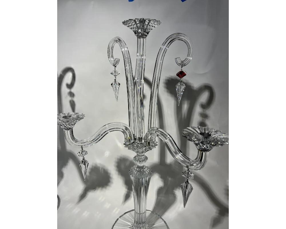 20ième siècle Rare paire de chandeliers Baccarat Mille Nuits à 3 lumières, jonquilles en fleurs et rouge.