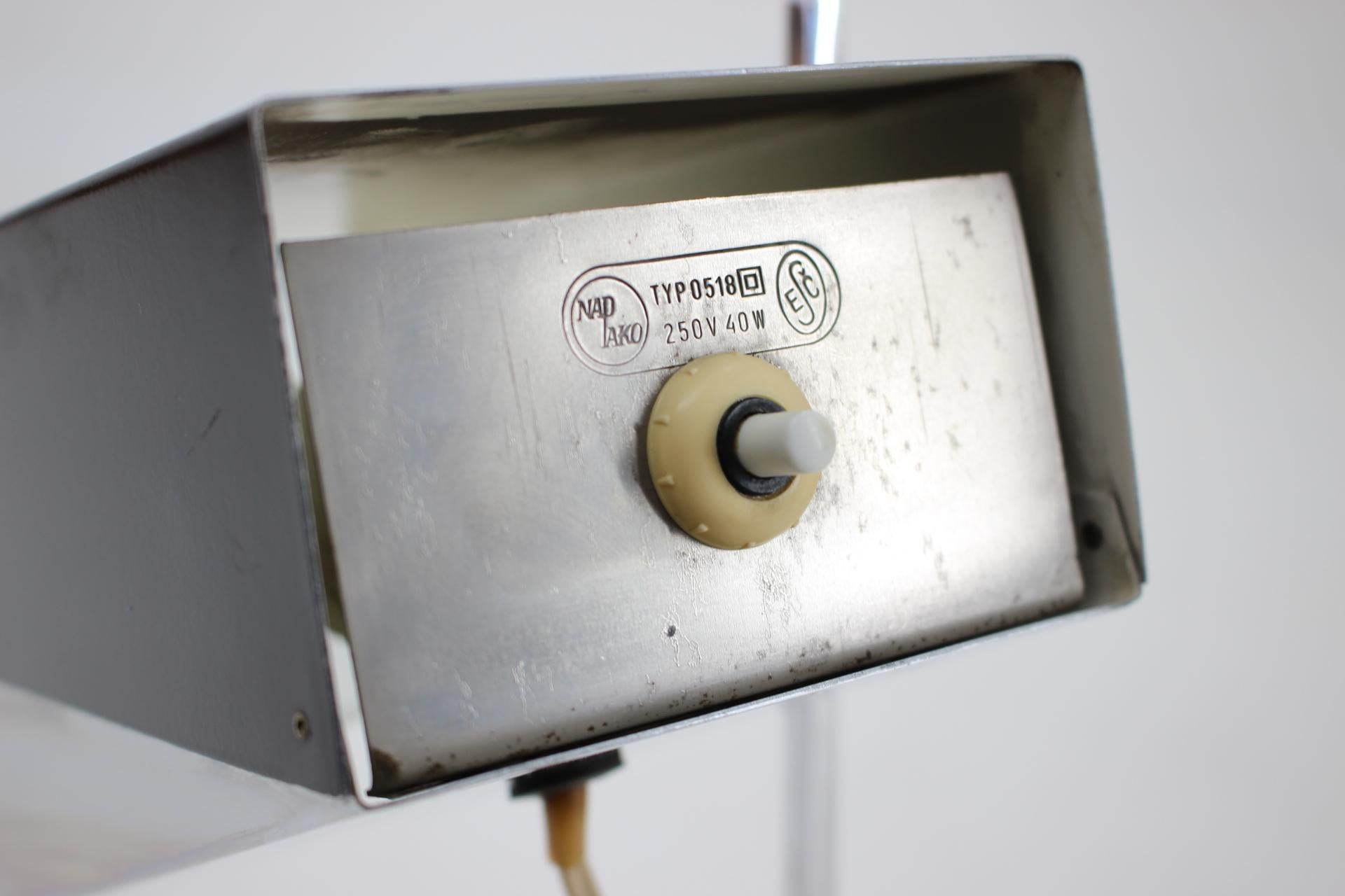 Raro par de lámparas de mesa regulables de Josef Hurka para Napako / Años 60 Aluminio en venta