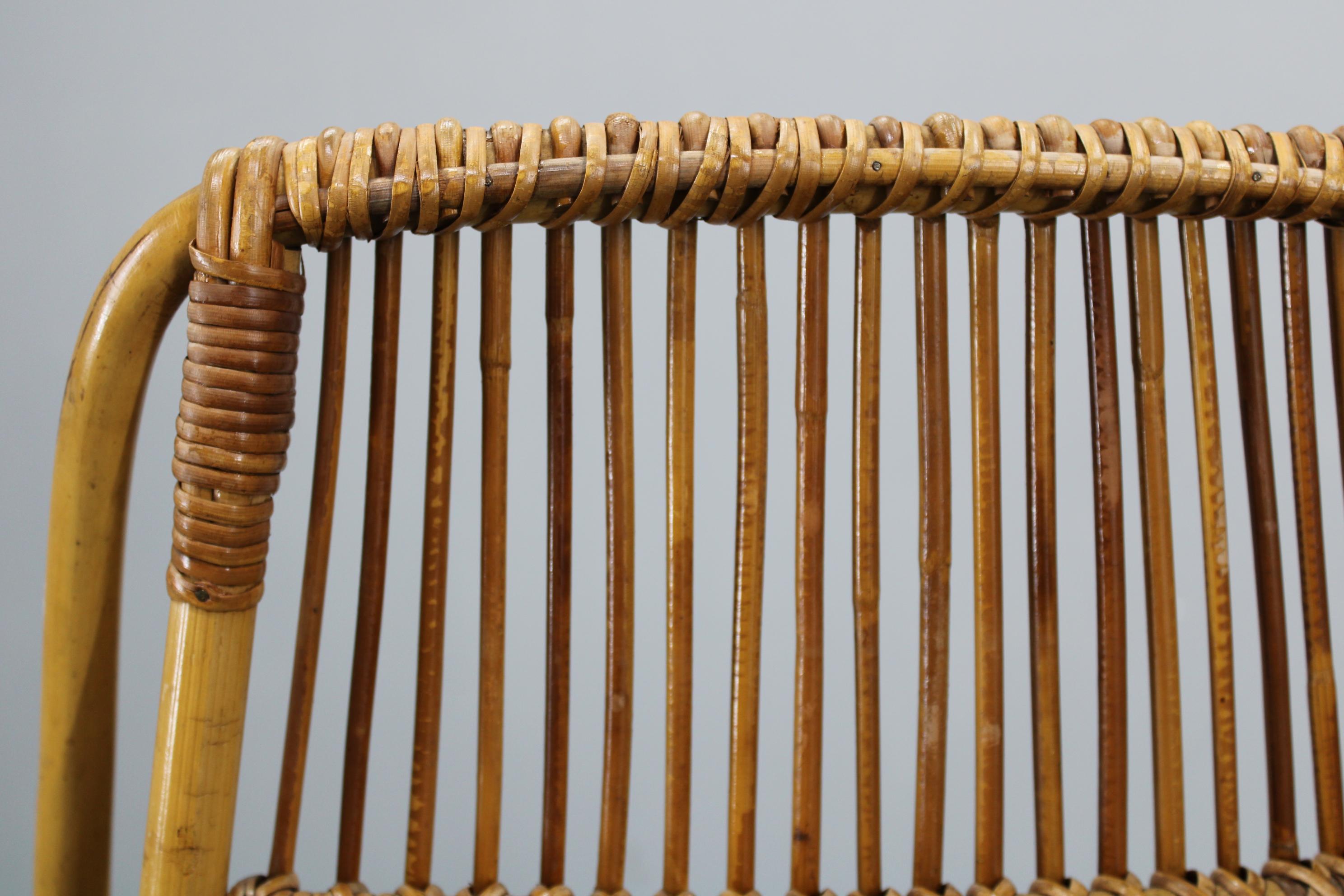 Se ofrece un raro par de sillones de salón vintage diseñados por Alan Fuchs para ULUV en Checoslovaquia durante la década de 1960. Estas icónicas sillas ejemplifican el diseño europeo oriental de mediados de siglo y presentan una minimalista base de