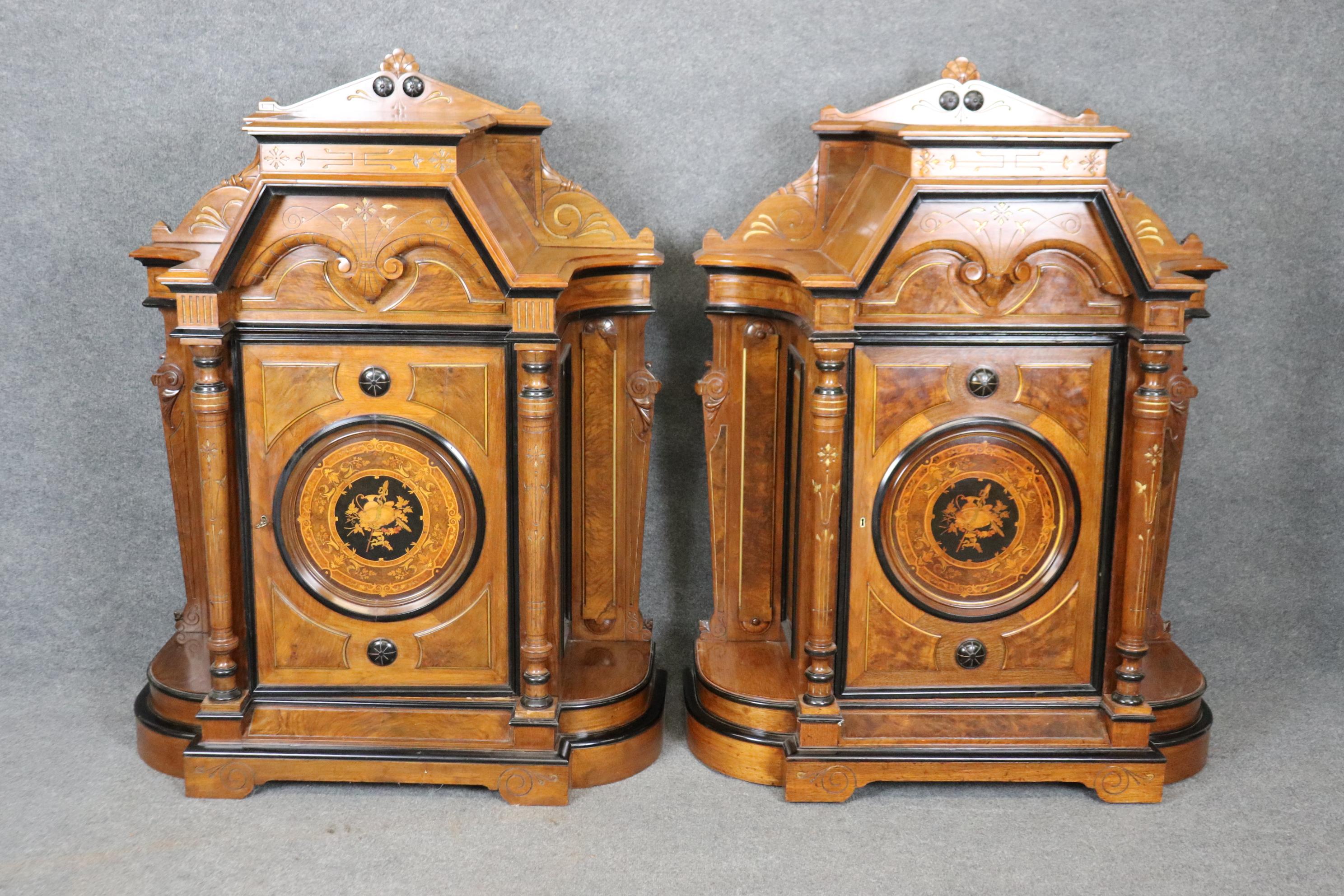 Fin du XIXe siècle Rare paire d'armoires à piédestaux de style néo-renaissance américaine victorienne  en vente