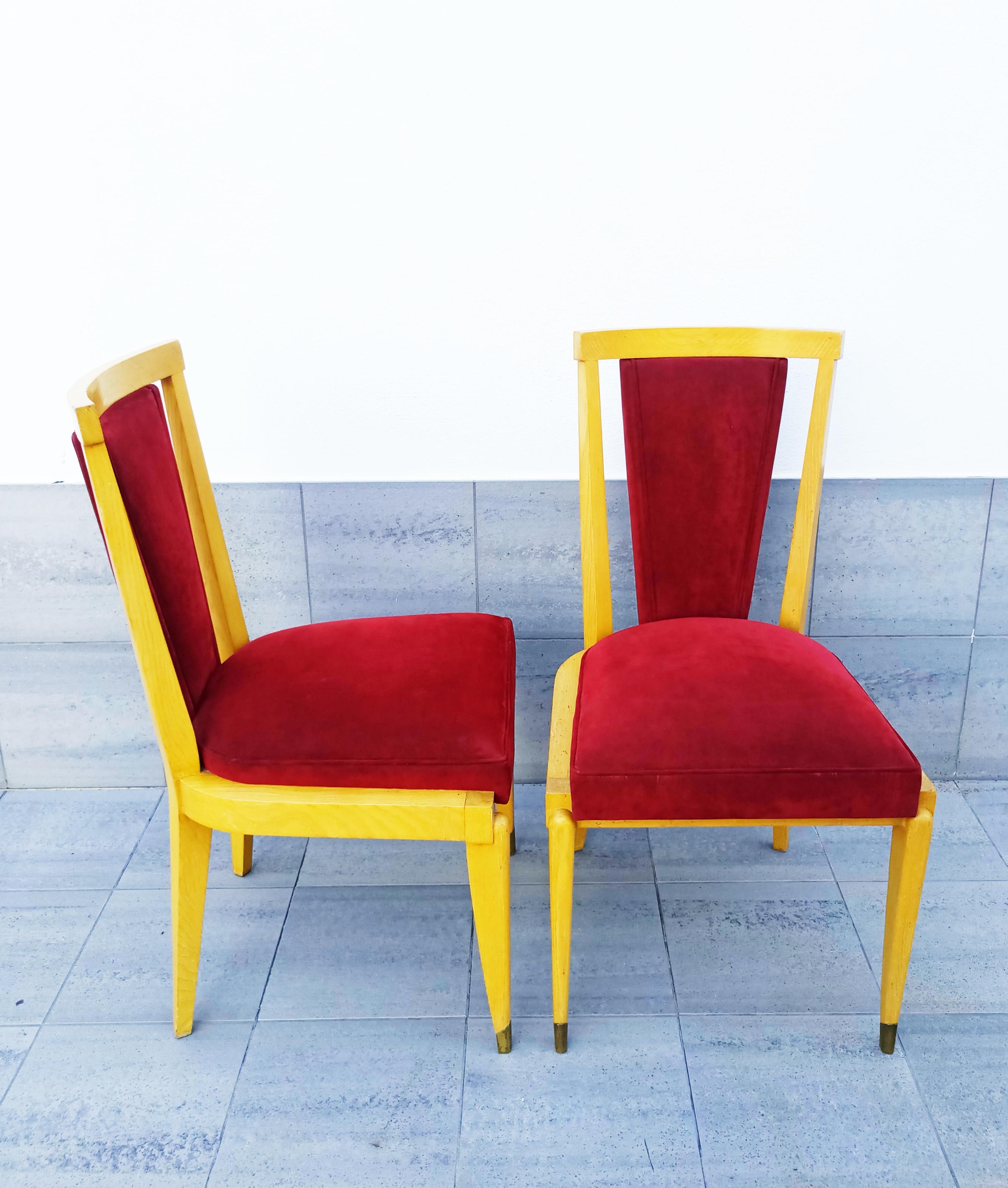 Seltenes, elegantes Stuhlpaar von André Arbus, hergestellt in Frankreich in den 1940er Jahren. Unterschrieben. 
André Arbus (französisch, 1903-1969) war ein Möbeldesigner, Bildhauer und Architekt. Er wurde in einer Tischlerfamilie in Toulouse