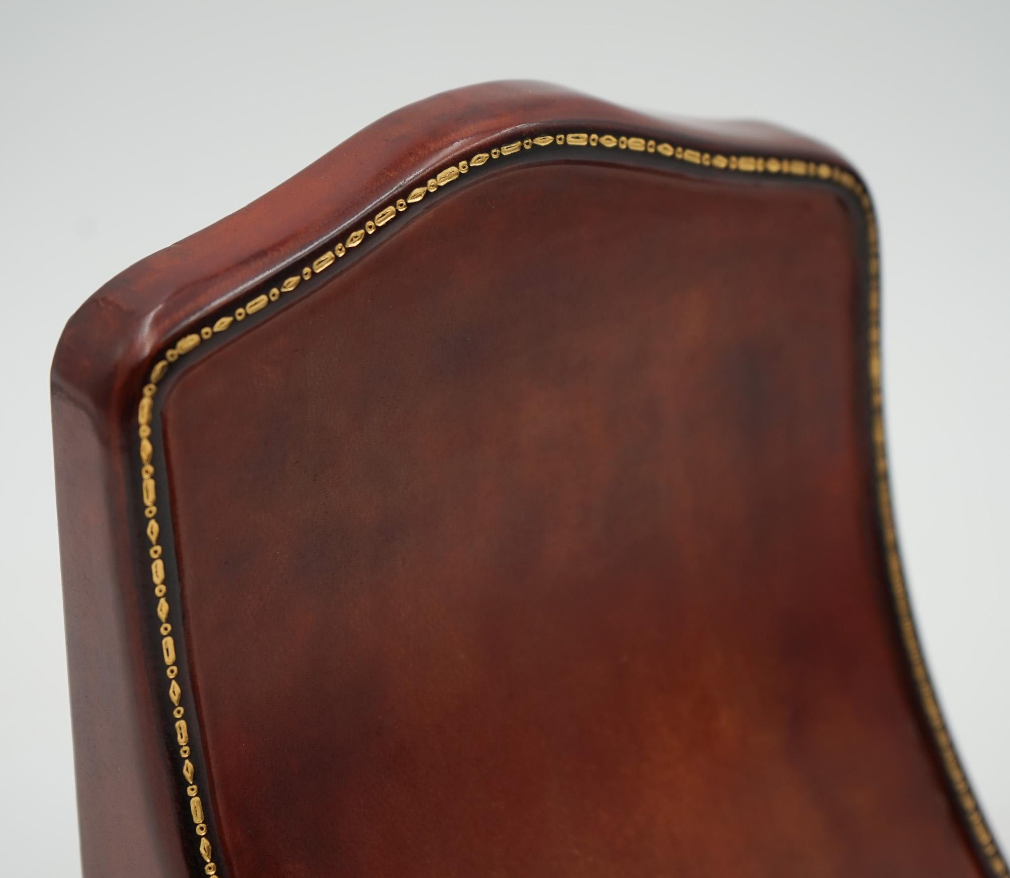 
Antiquariato di Londra




Una coppia di fermalibri antichi in pelle di Asprey London, di grande pregio e difficile da trovare, che mostra l'artigianato senza tempo e il lusso sobrio che hanno caratterizzato Asprey fin dal XIX secolo. Realizzati in