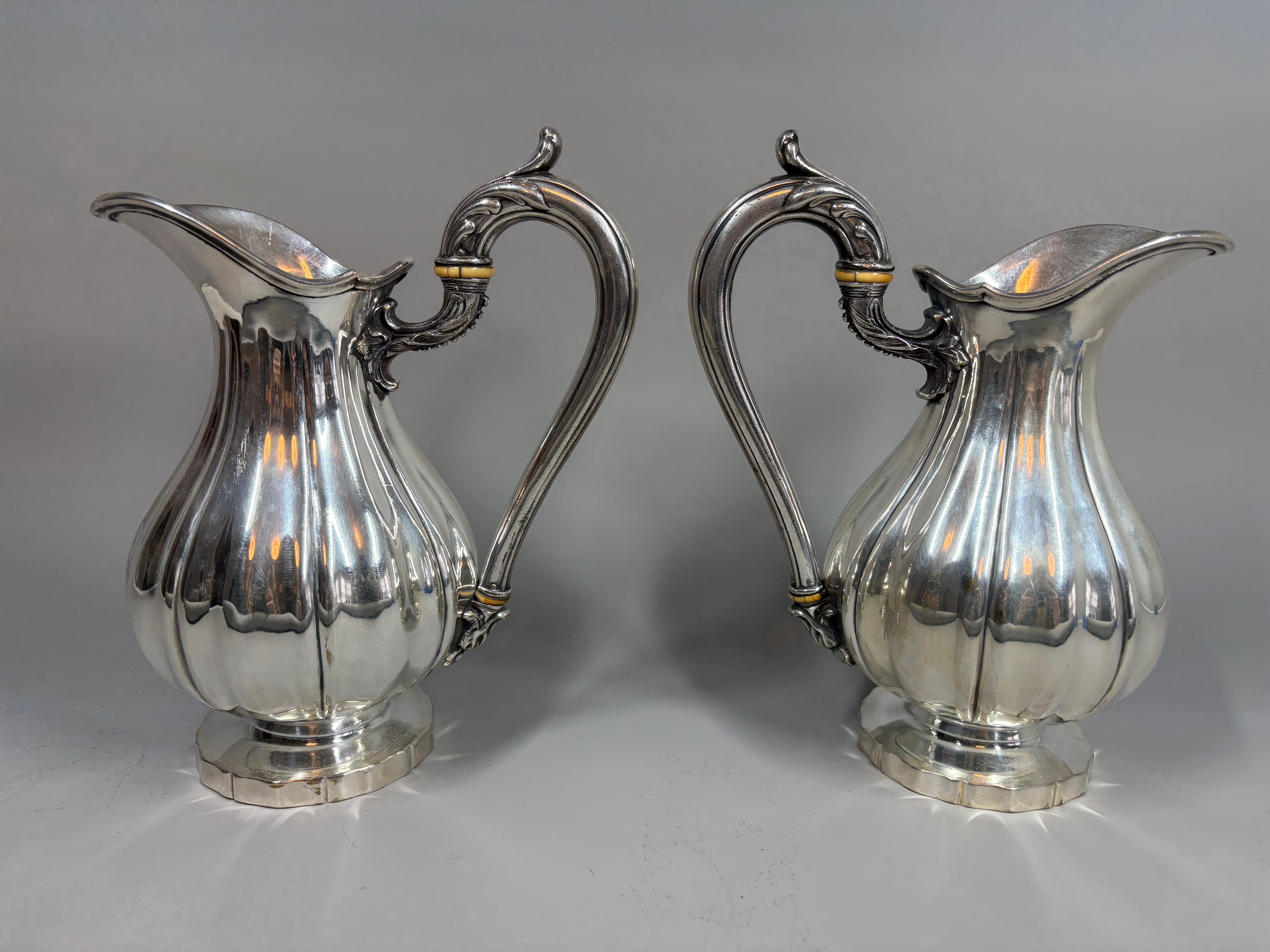 Ein schönes und seltenes Paar antiker versilberter Christofle Wasserkrüge aus Bronze aus dem späten 19. oder sehr frühen 20. Beide Krüge sind mit 