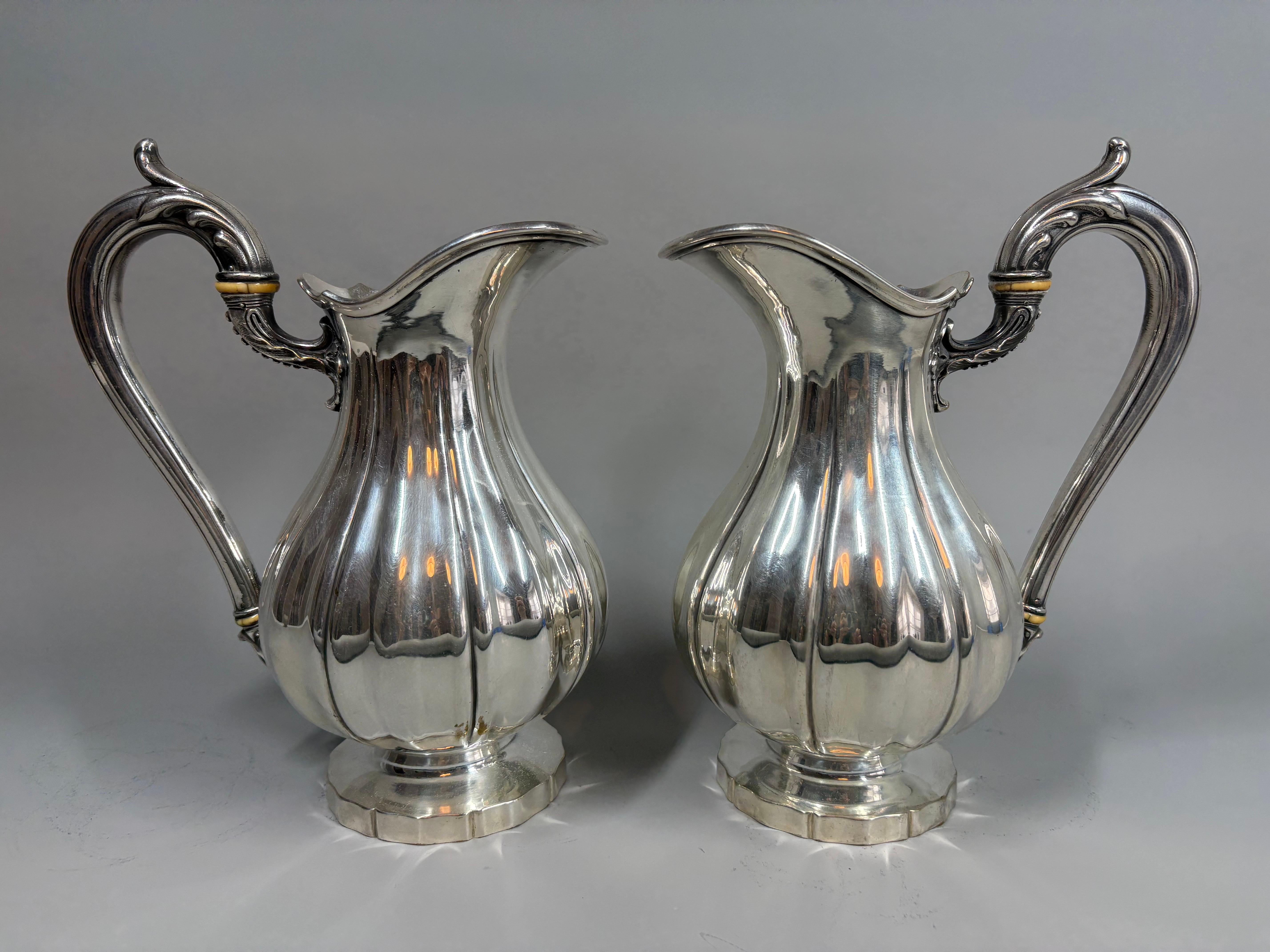 Seltenes Paar antiker versilberter Christofle Krüge / Kannen (Französisch) im Angebot