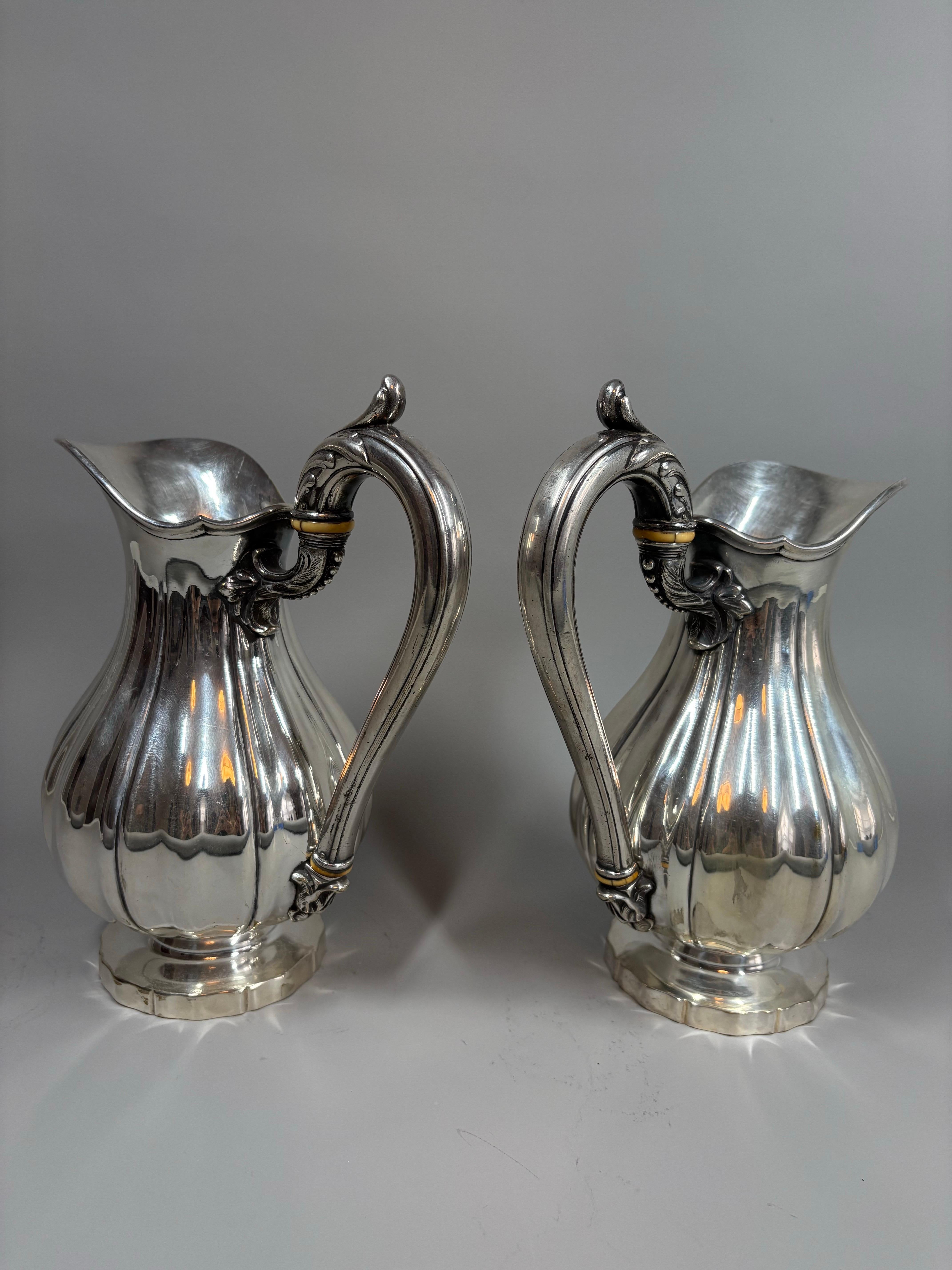 Seltenes Paar antiker versilberter Christofle Krüge / Kannen im Zustand „Gut“ im Angebot in Sleepy Hollow, NY