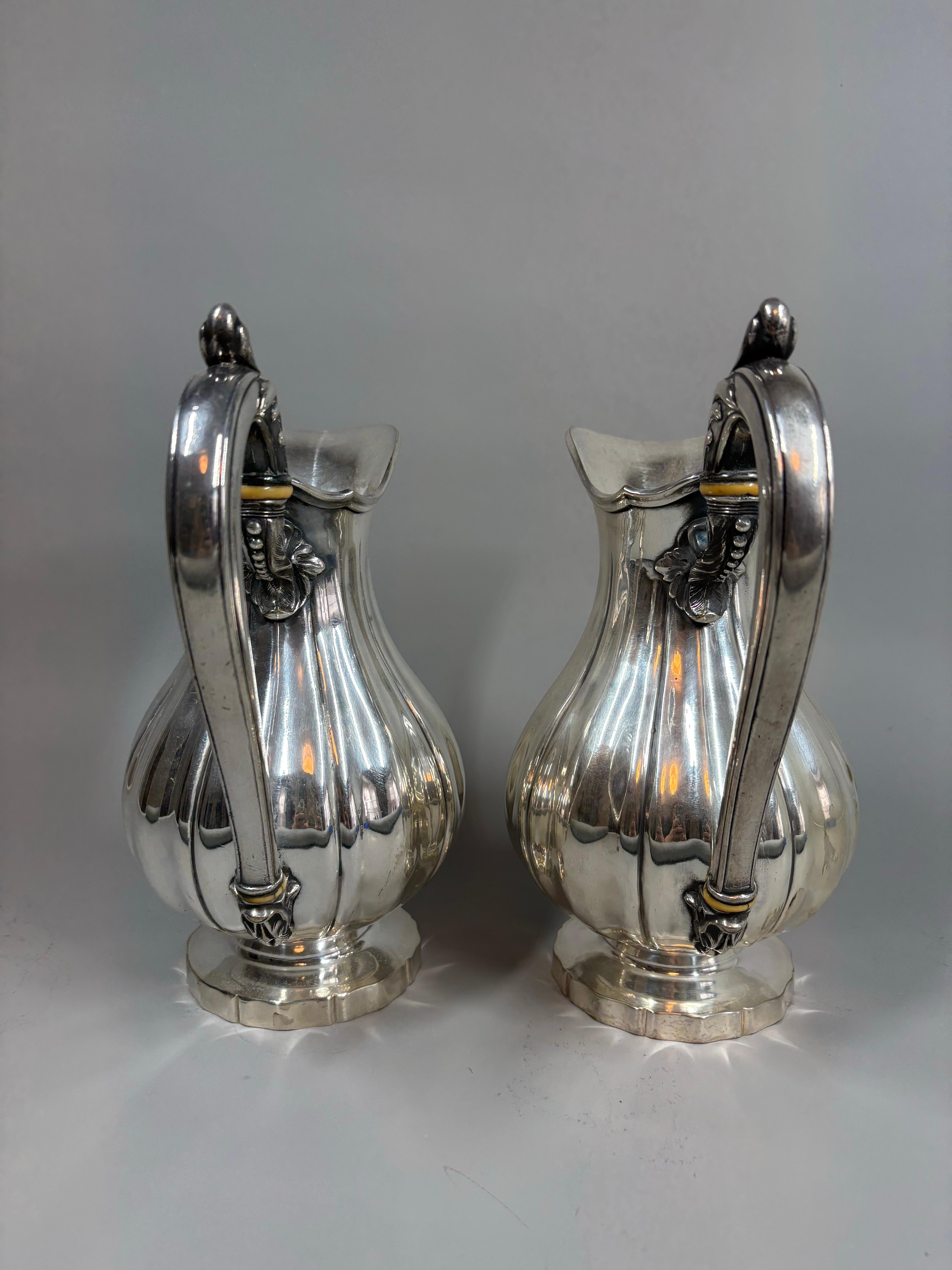 Seltenes Paar antiker versilberter Christofle Krüge / Kannen (19. Jahrhundert) im Angebot