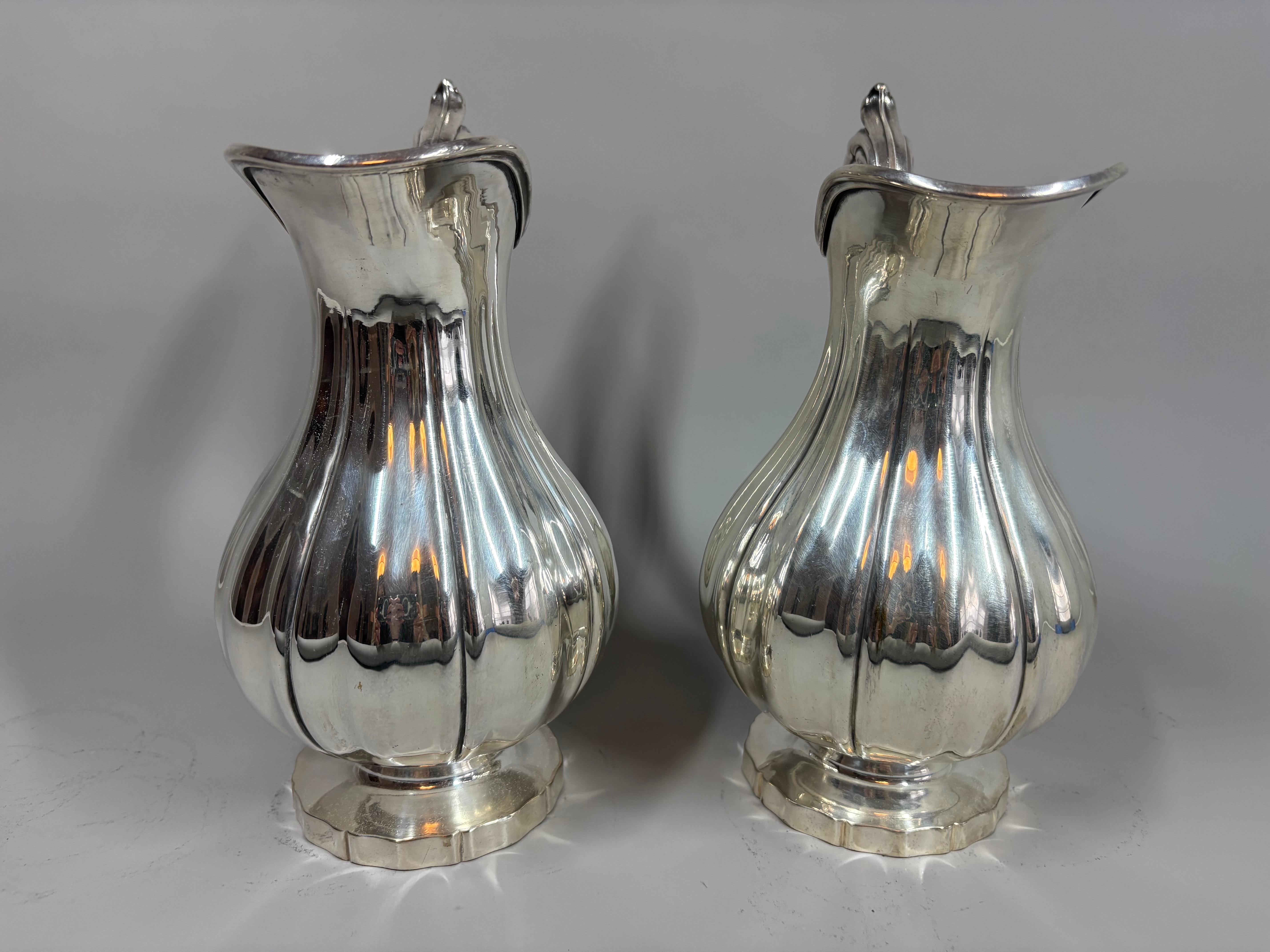 Seltenes Paar antiker versilberter Christofle Krüge / Kannen (Versilberung) im Angebot