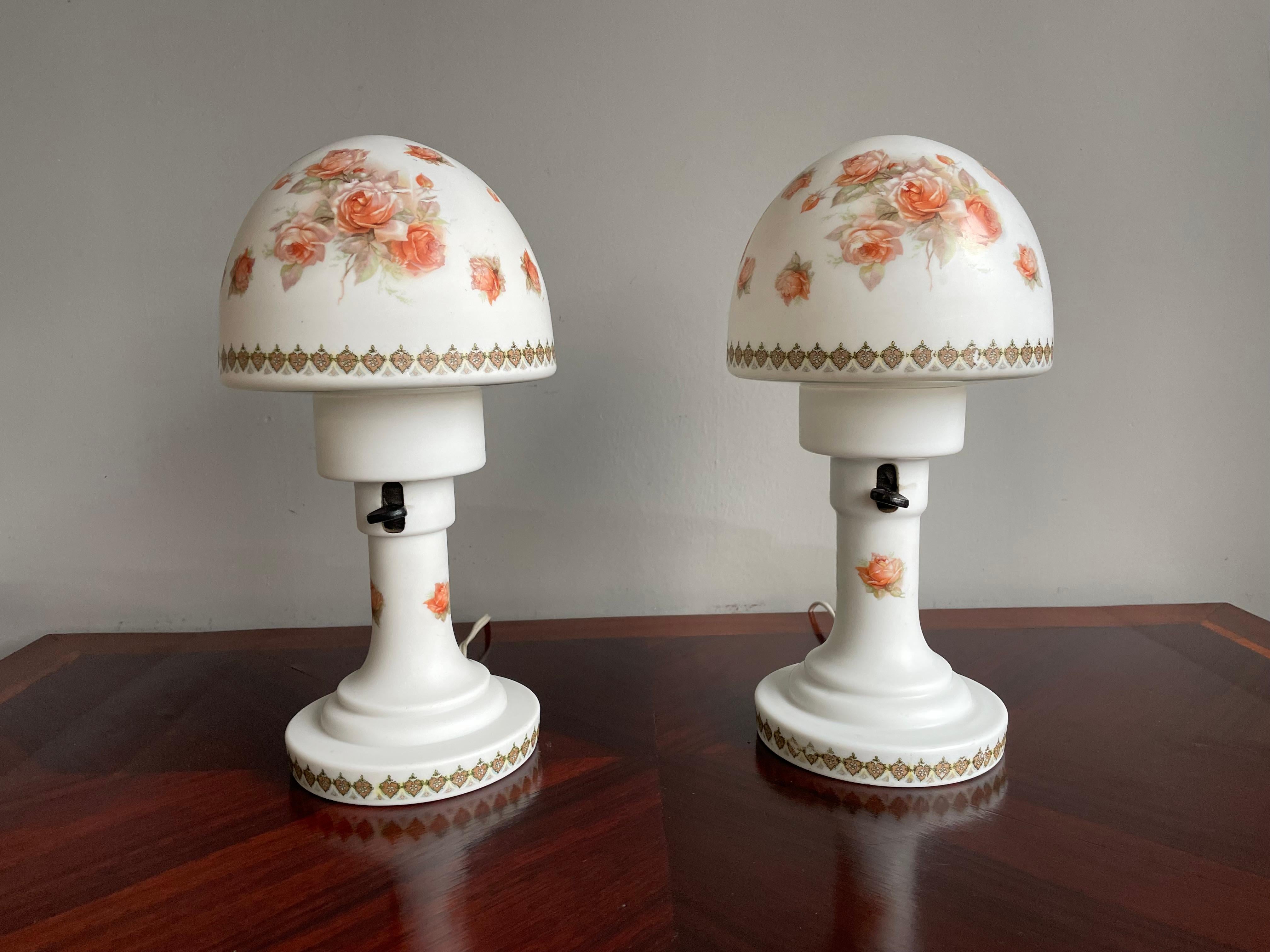 Rare paire de lampes de bureau anciennes en verre et bisque décorées de très jolies roses en vente 6