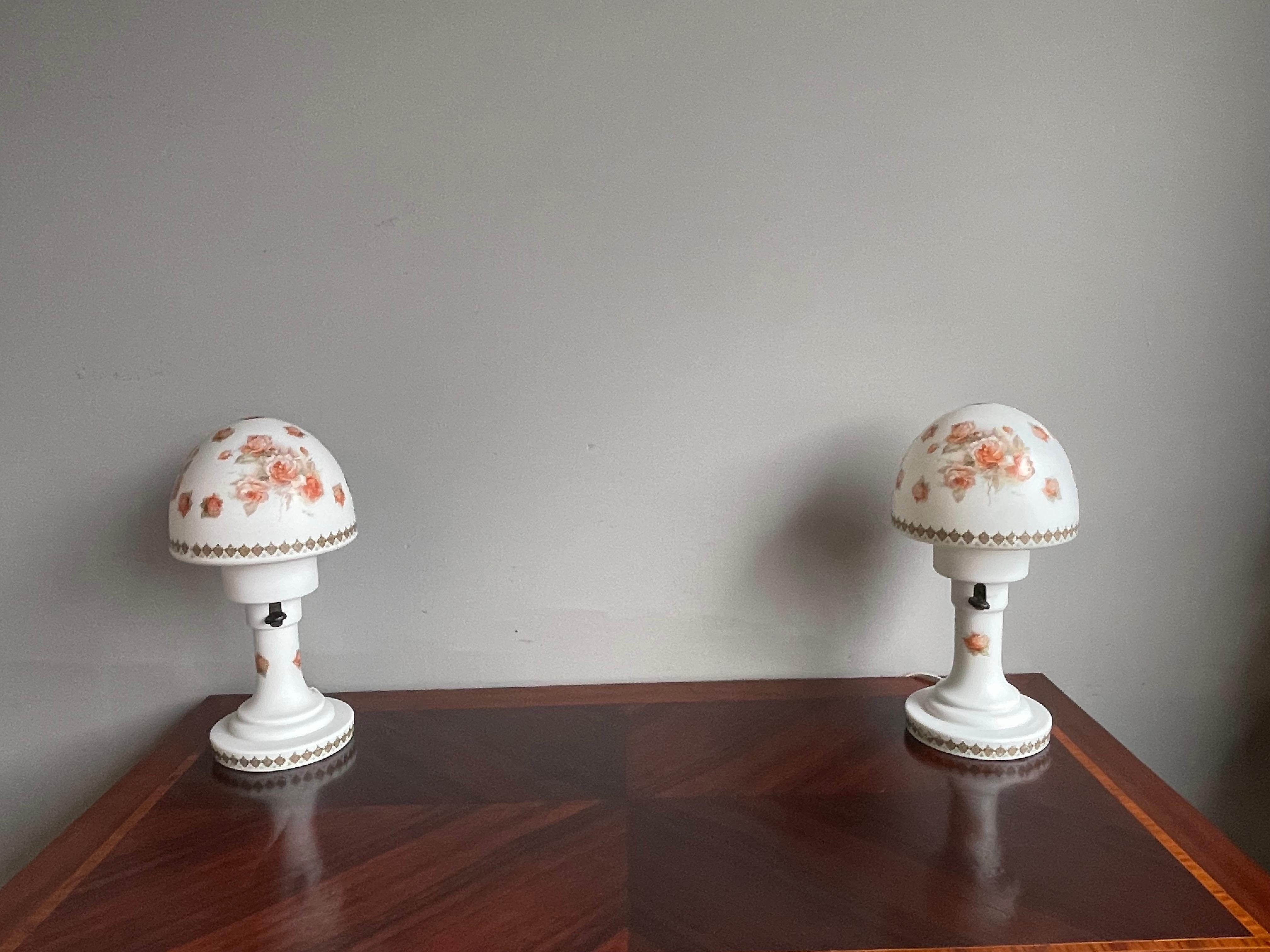 Rare paire de lampes de bureau anciennes en verre et bisque décorées de très jolies roses en vente 7