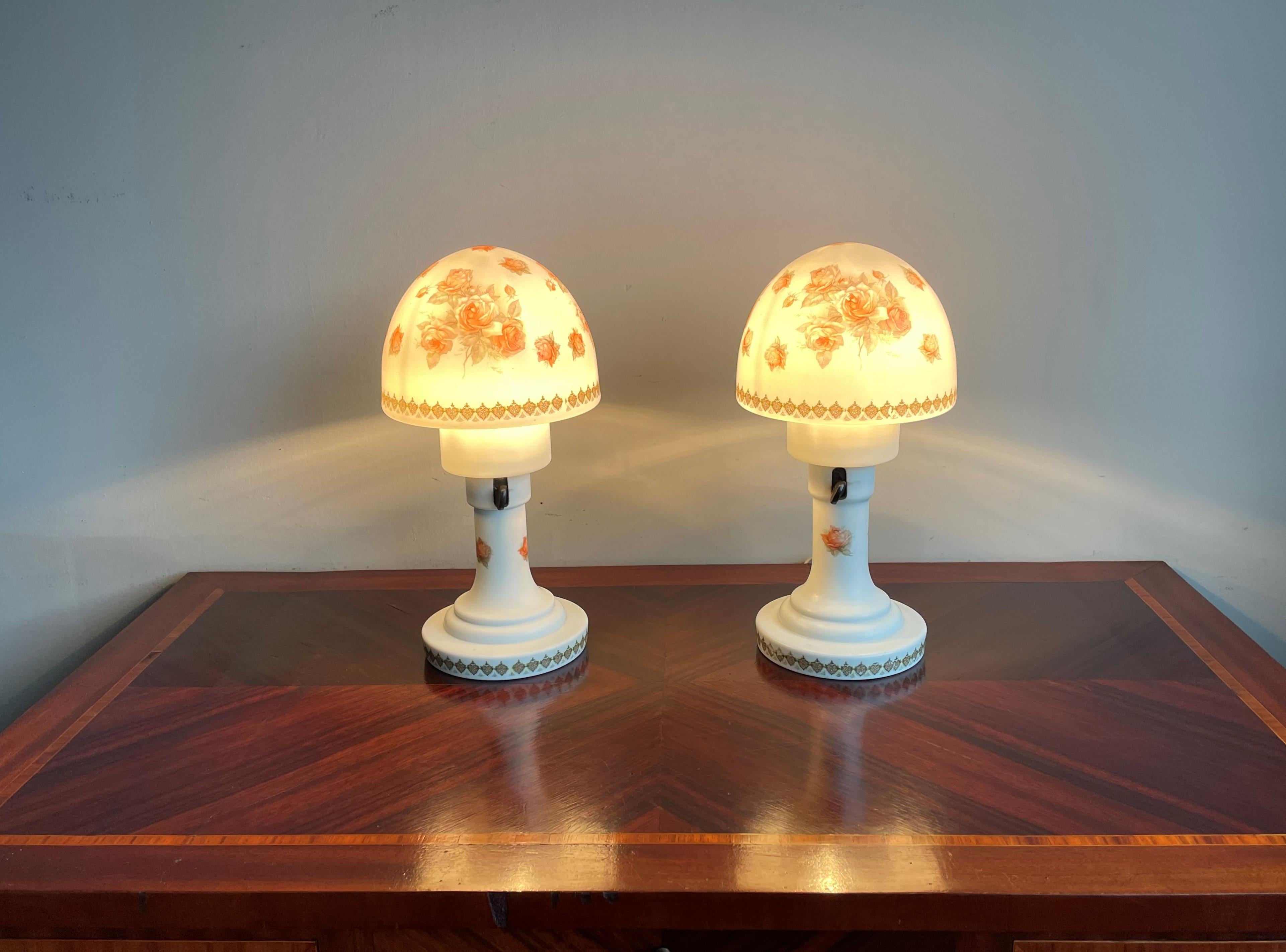 Rare paire de lampes de bureau anciennes en verre et bisque décorées de très jolies roses en vente 9