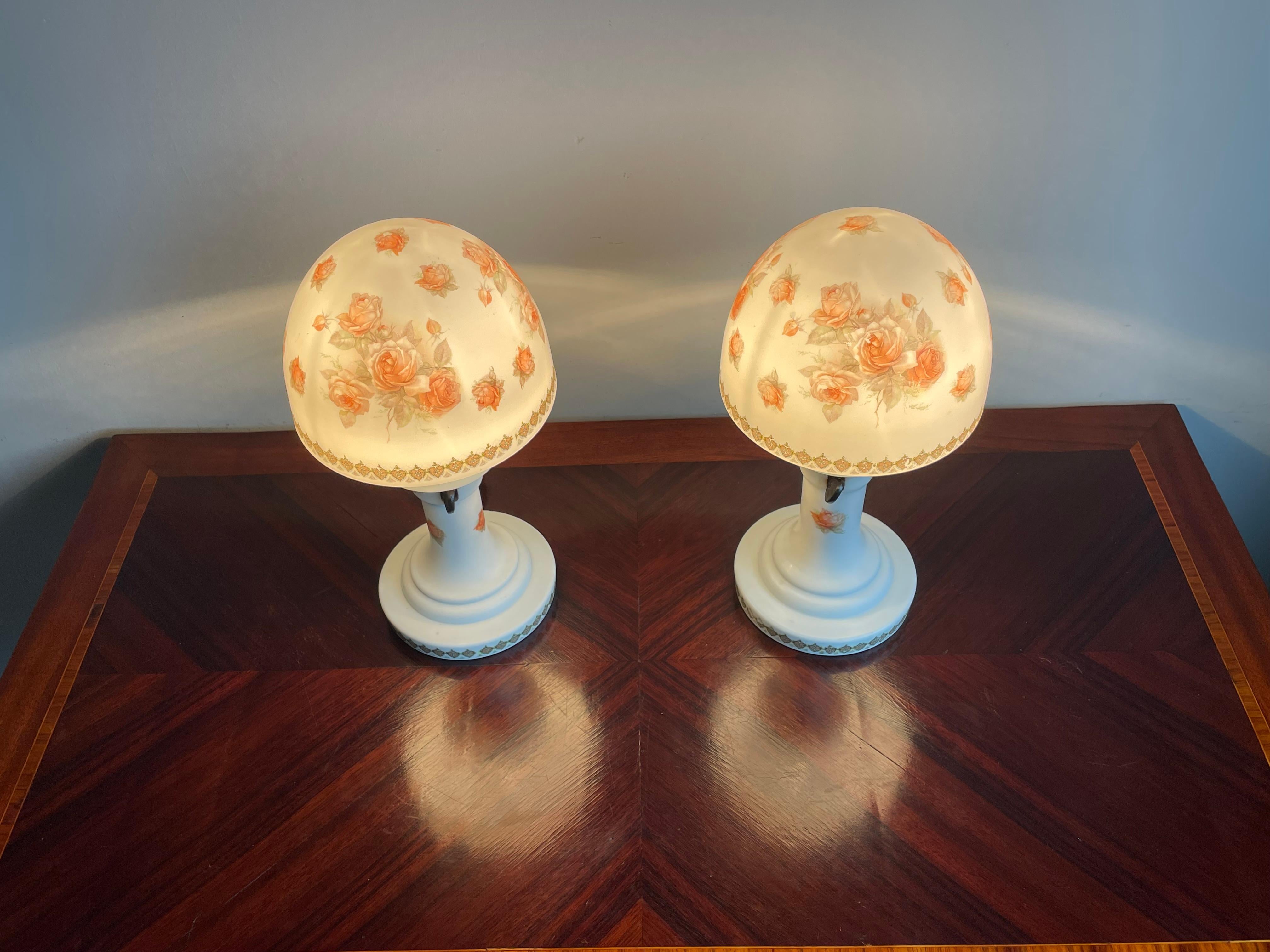 Rare paire de lampes de bureau anciennes en verre et bisque décorées de très jolies roses en vente 10
