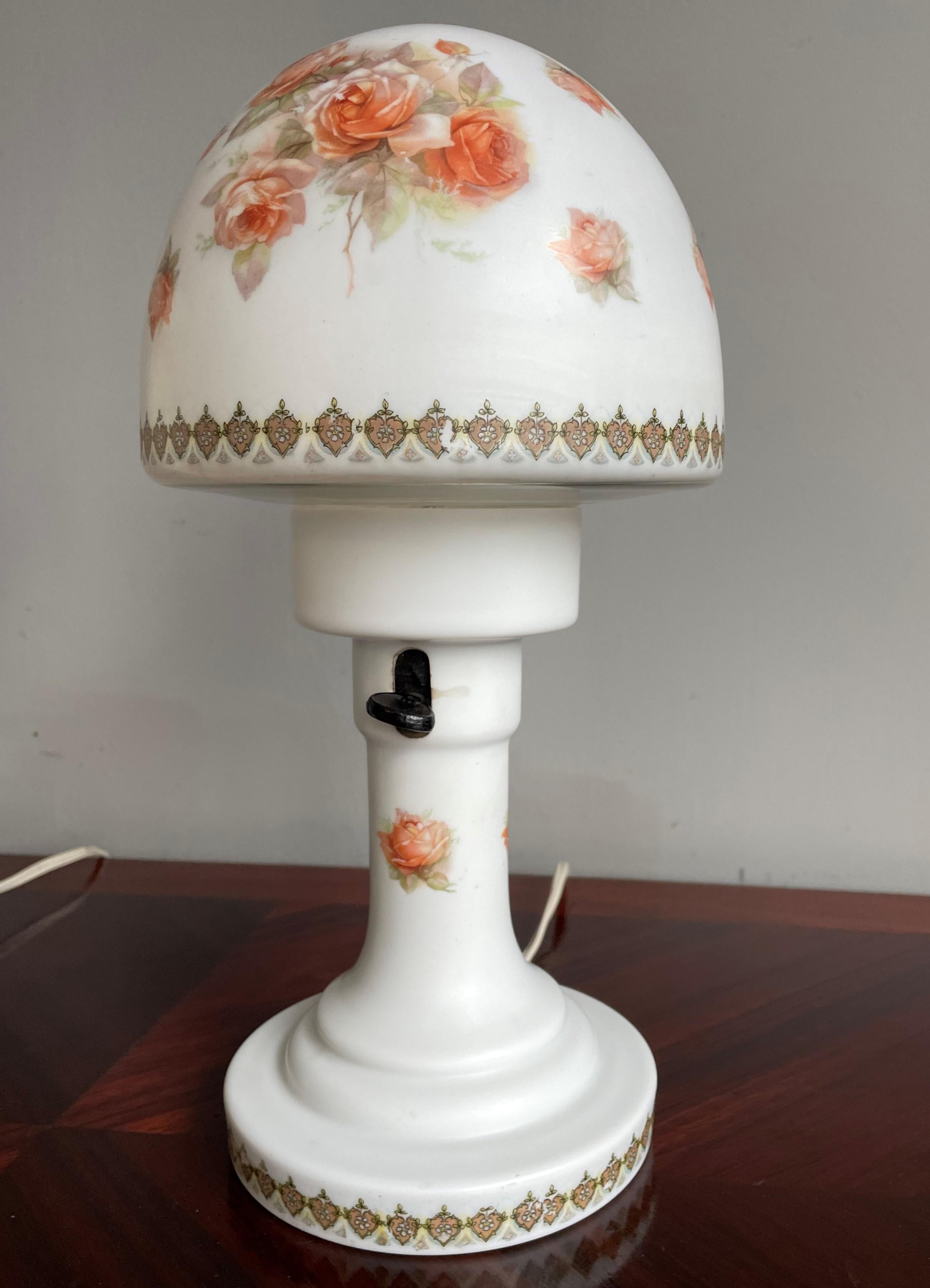 Européen Rare paire de lampes de bureau anciennes en verre et bisque décorées de très jolies roses en vente